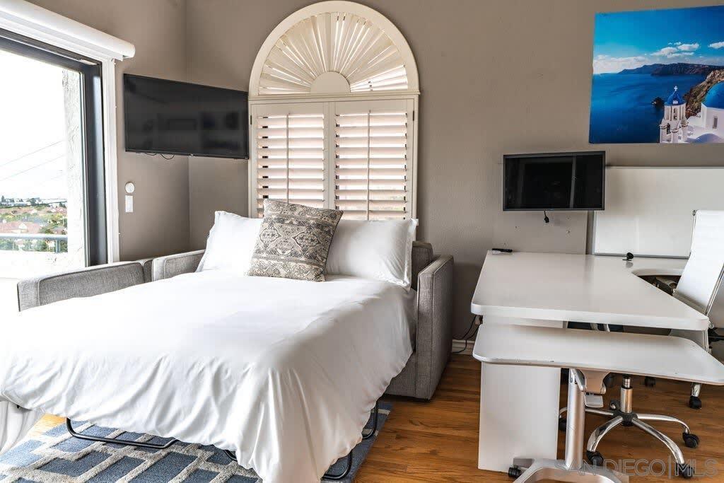 Detail Gallery Image 11 of 48 For 2110  Locust St, San Diego,  CA 92106 - 3 Beds | 2/1 Baths