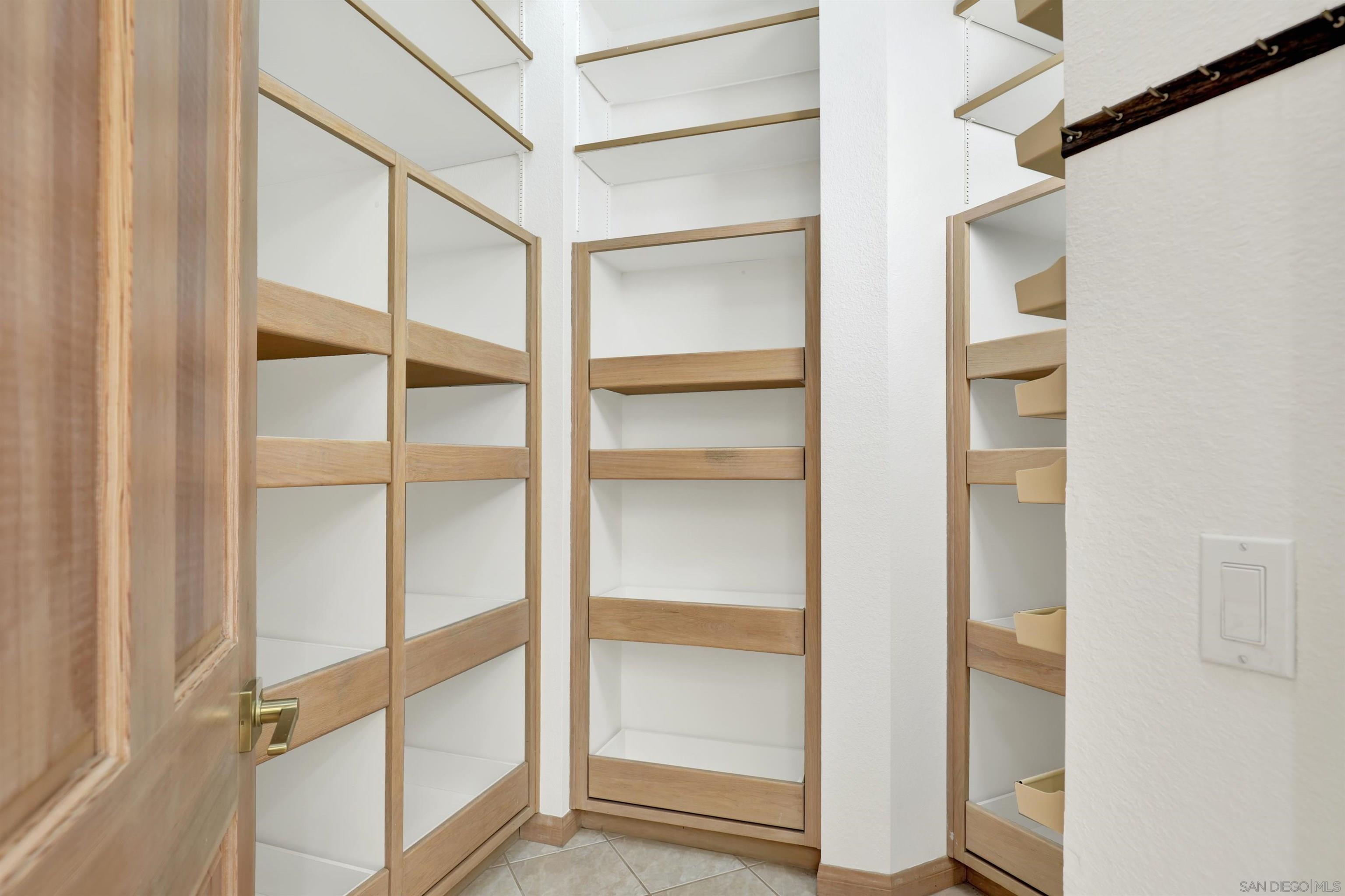 Detail Gallery Image 10 of 31 For 17801  Joyas Court, Poway,  CA 92064 - 5 Beds | 5/1 Baths