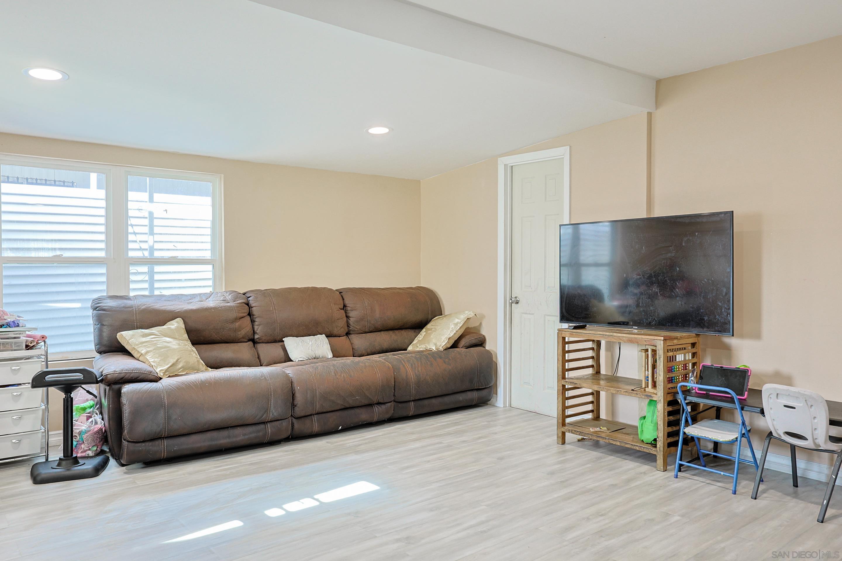 Detail Gallery Image 12 of 45 For 200  Olive Ave  #101,  Vista,  CA 92083 - 5 Beds | 2 Baths