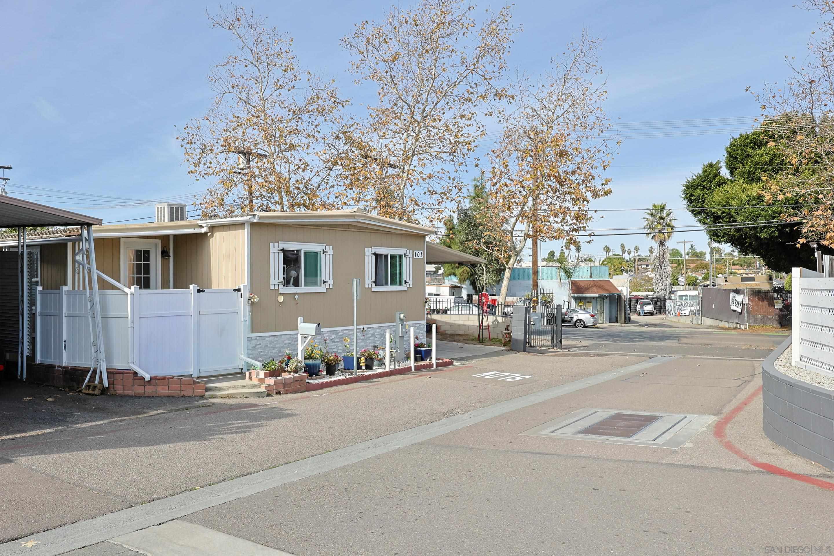 Detail Gallery Image 3 of 45 For 200  Olive Ave  #101,  Vista,  CA 92083 - 5 Beds | 2 Baths