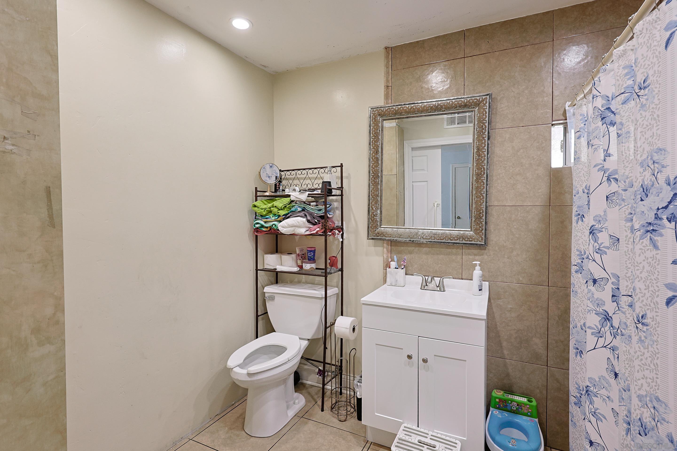 Detail Gallery Image 23 of 45 For 200  Olive Ave  #101,  Vista,  CA 92083 - 5 Beds | 2 Baths