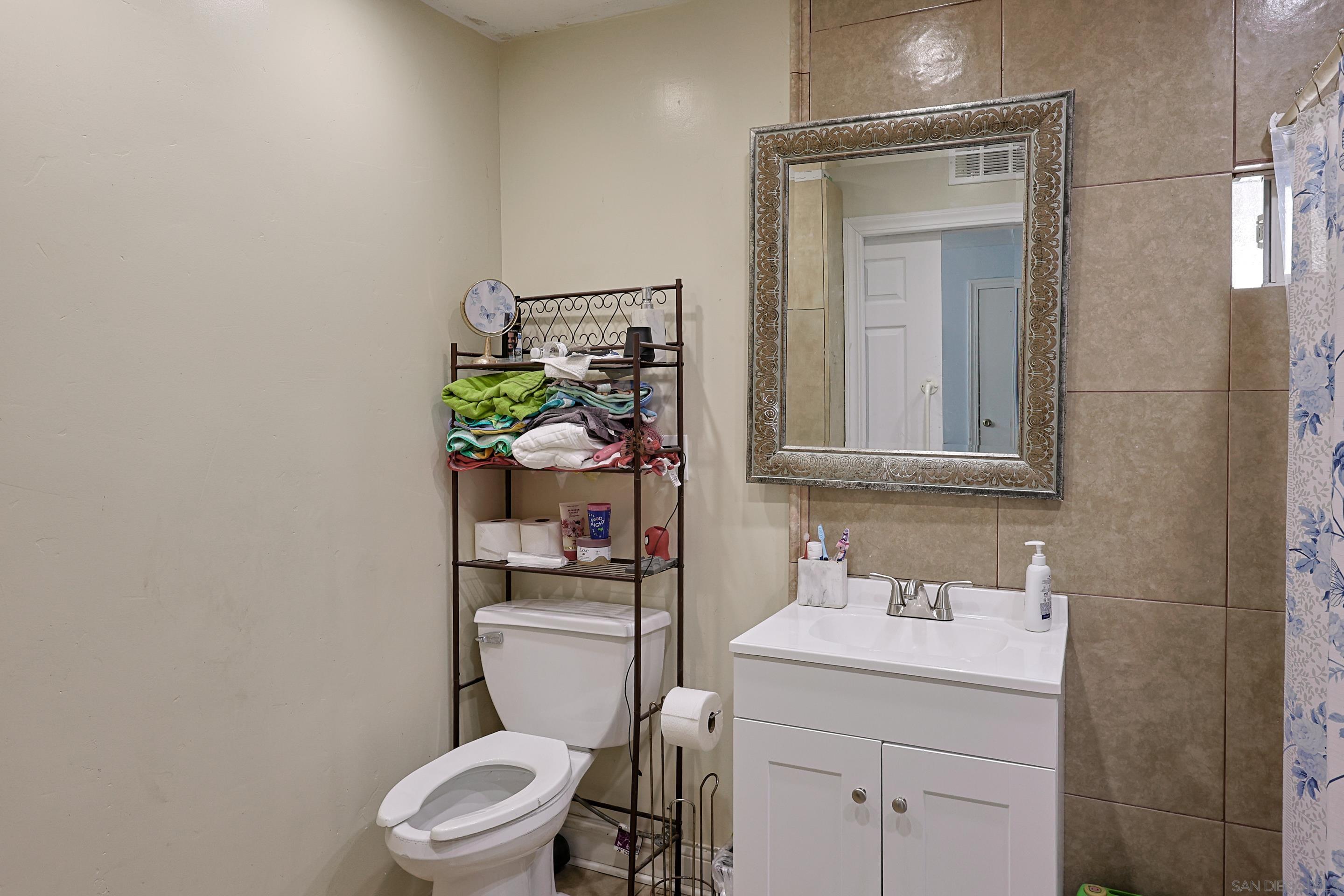 Detail Gallery Image 24 of 45 For 200  Olive Ave  #101,  Vista,  CA 92083 - 5 Beds | 2 Baths