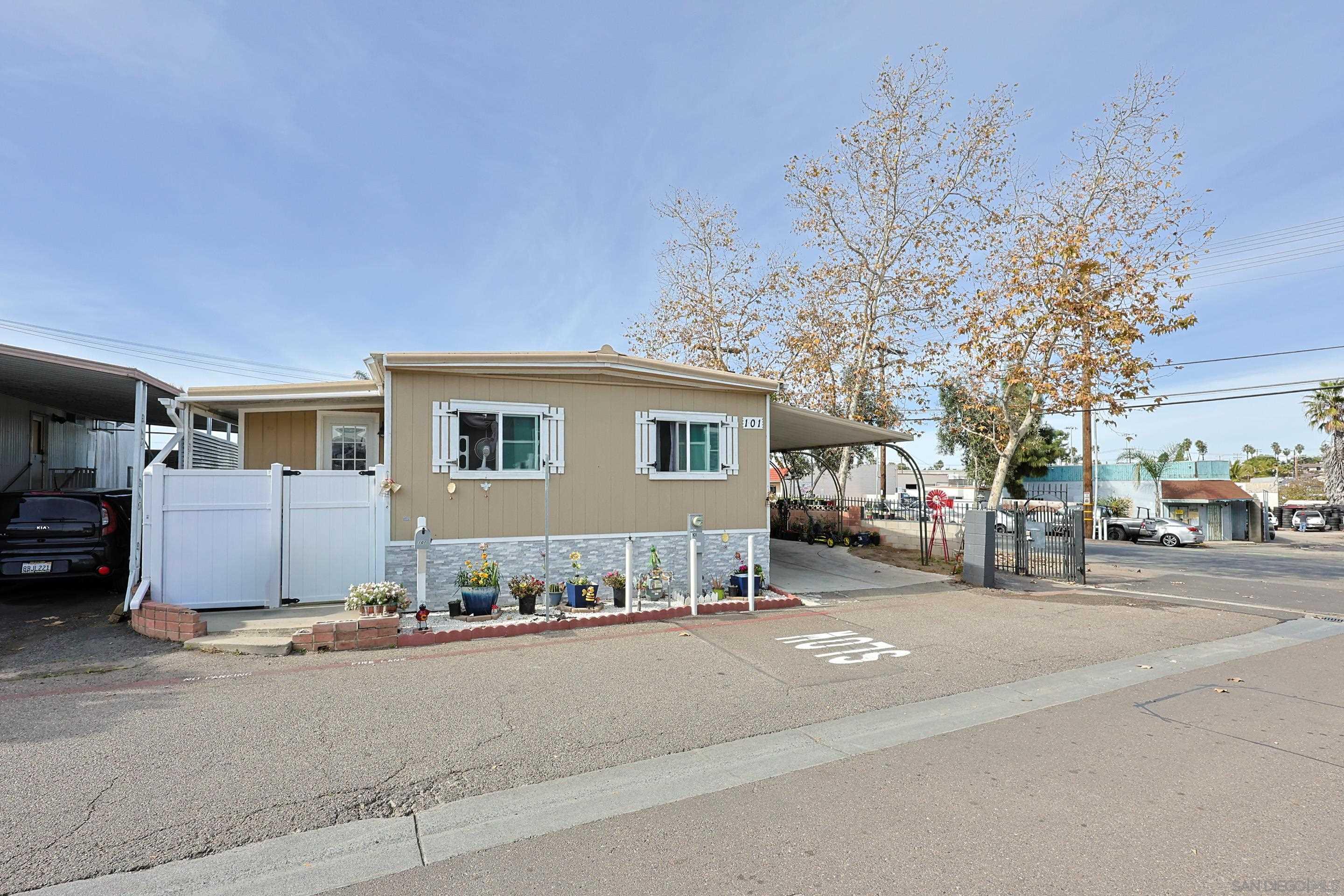 Detail Gallery Image 4 of 45 For 200  Olive Ave  #101,  Vista,  CA 92083 - 5 Beds | 2 Baths