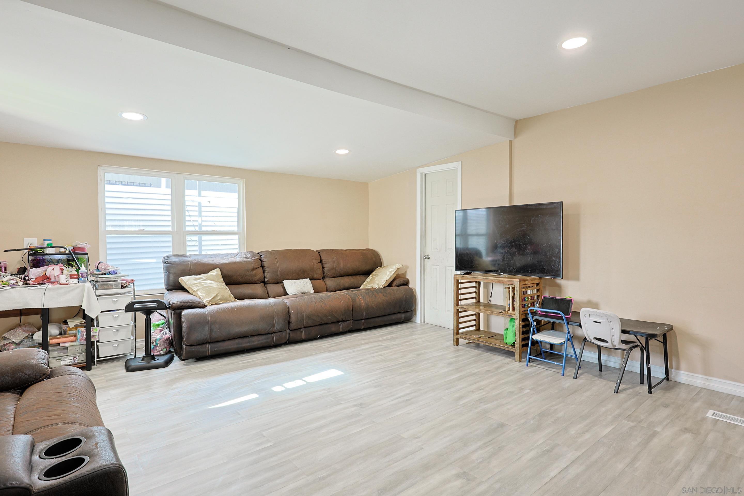 Detail Gallery Image 9 of 45 For 200  Olive Ave  #101,  Vista,  CA 92083 - 5 Beds | 2 Baths