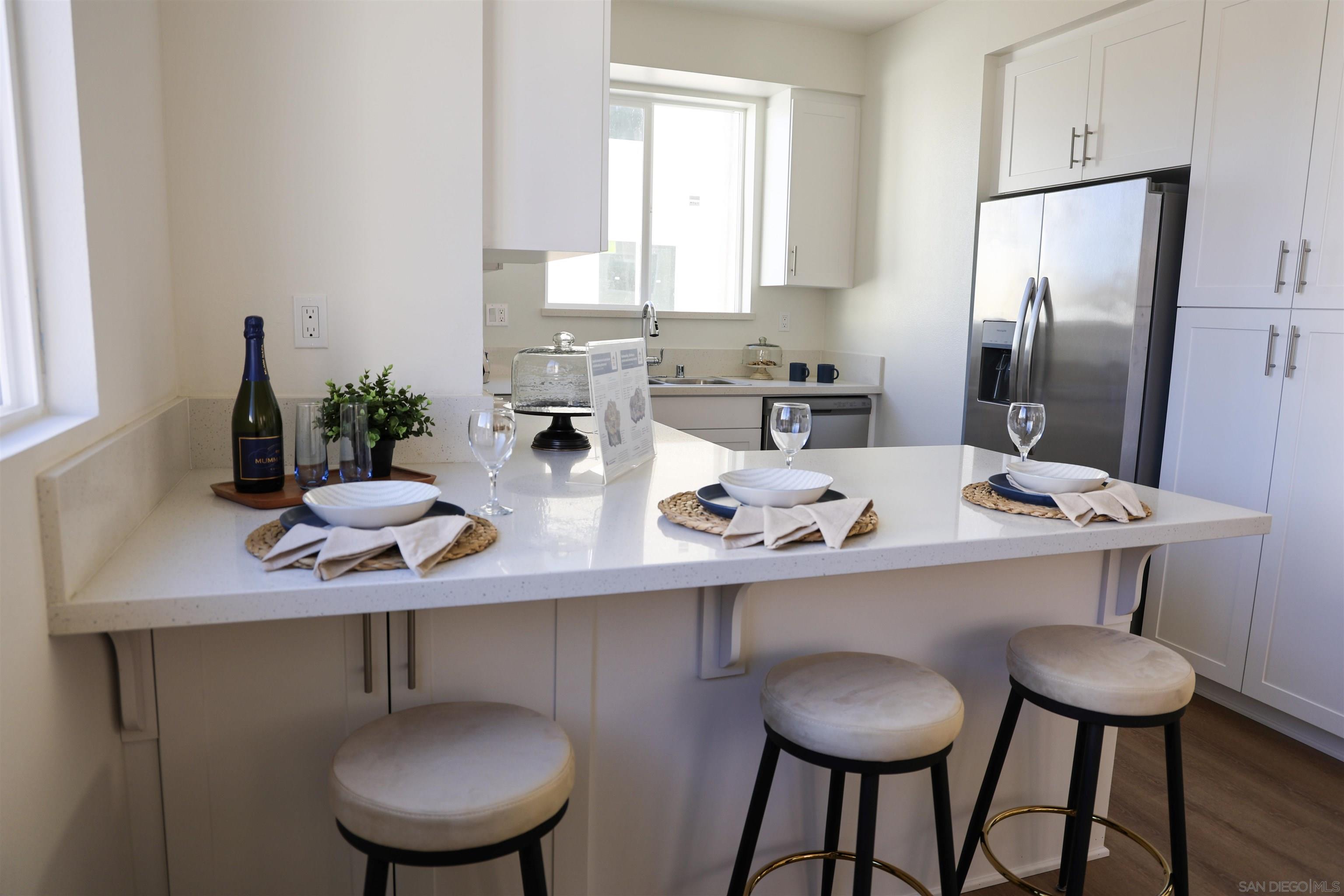 Detail Gallery Image 9 of 22 For 463  Creekside Circle, San Diego,  CA 92114 - 3 Beds | 3 Baths