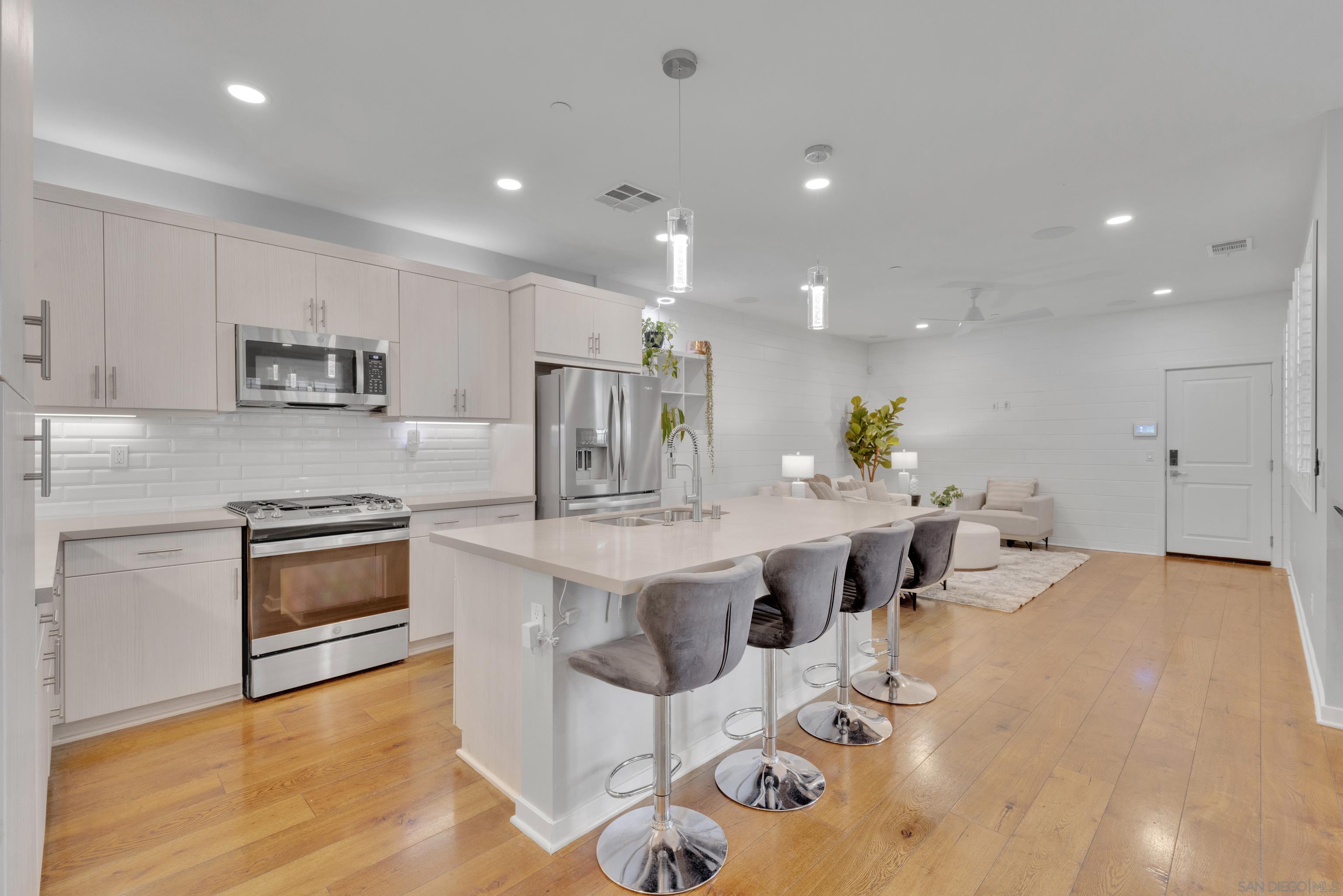 Detail Gallery Image 8 of 71 For 955  Camino Aldea, Chula Vista,  CA 91913 - 4 Beds | 3 Baths