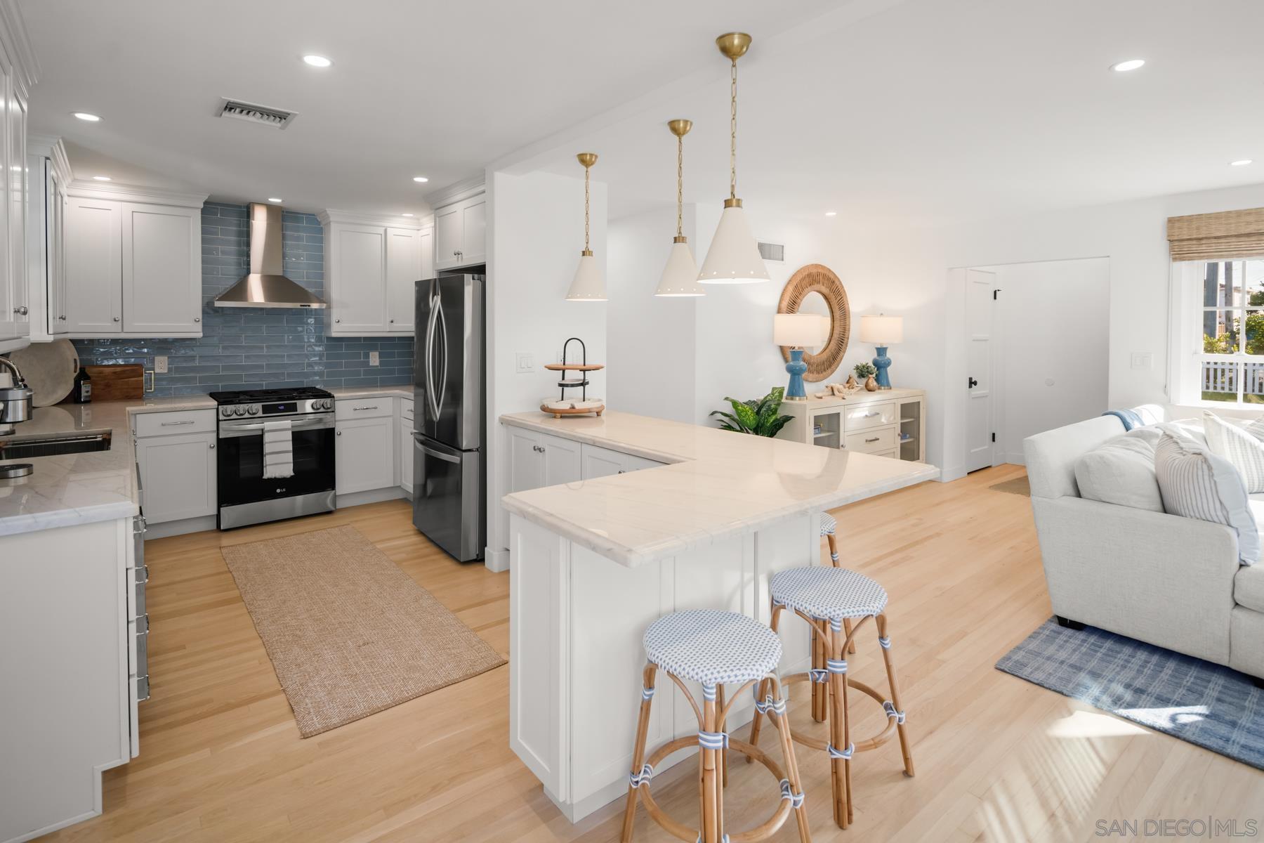 Detail Gallery Image 14 of 37 For 909  1st St, Coronado,  CA 92118 - 2 Beds | 2 Baths