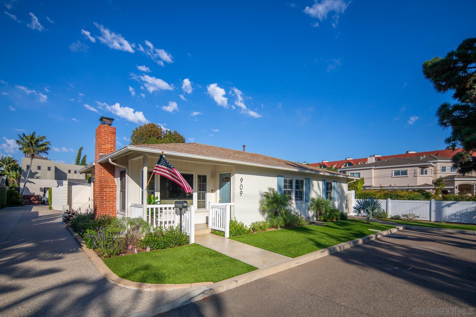 Detail Gallery Image 6 of 37 For 909  1st St, Coronado,  CA 92118 - 2 Beds | 2 Baths