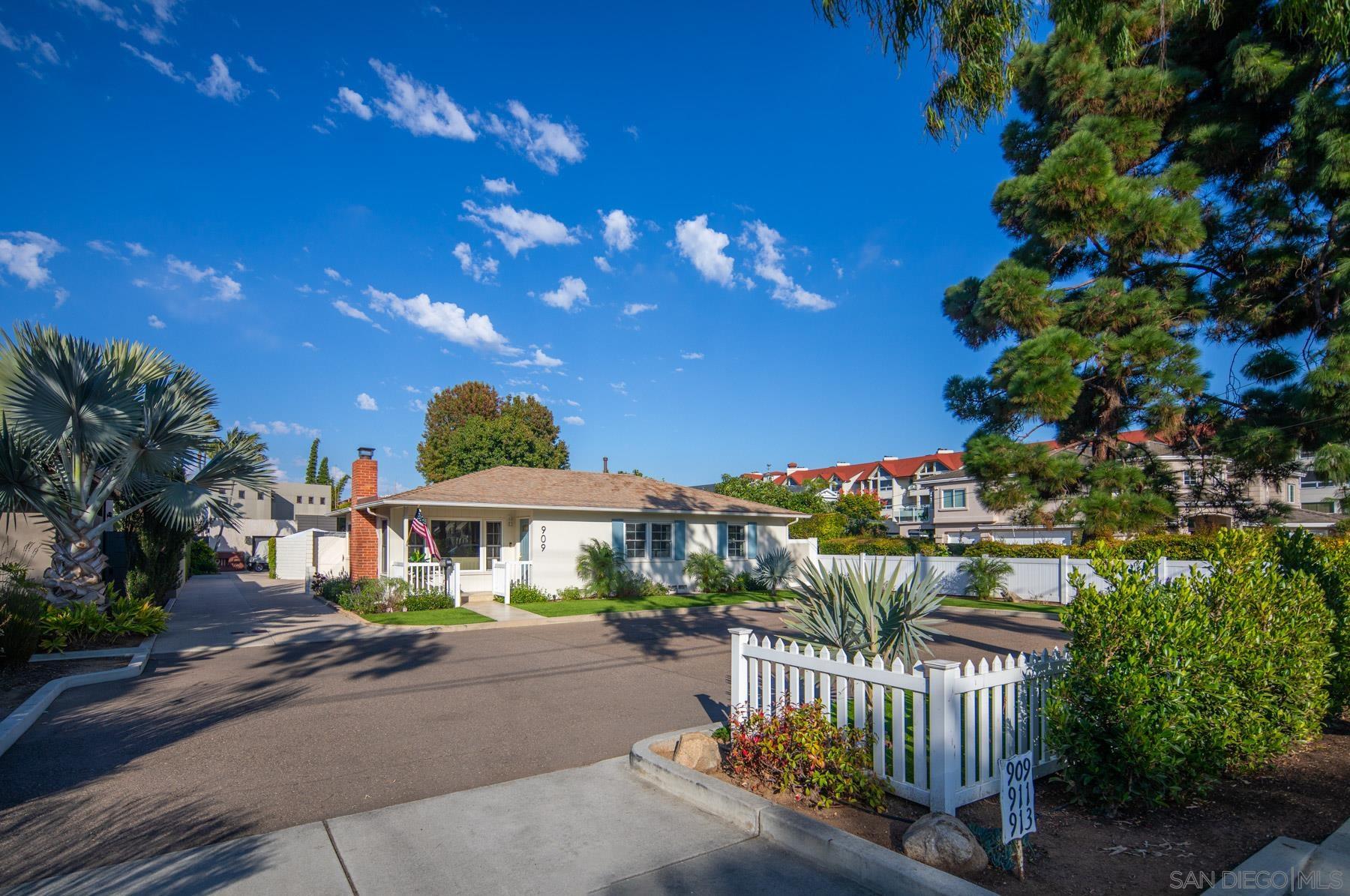 Detail Gallery Image 9 of 37 For 909  1st St, Coronado,  CA 92118 - 2 Beds | 2 Baths