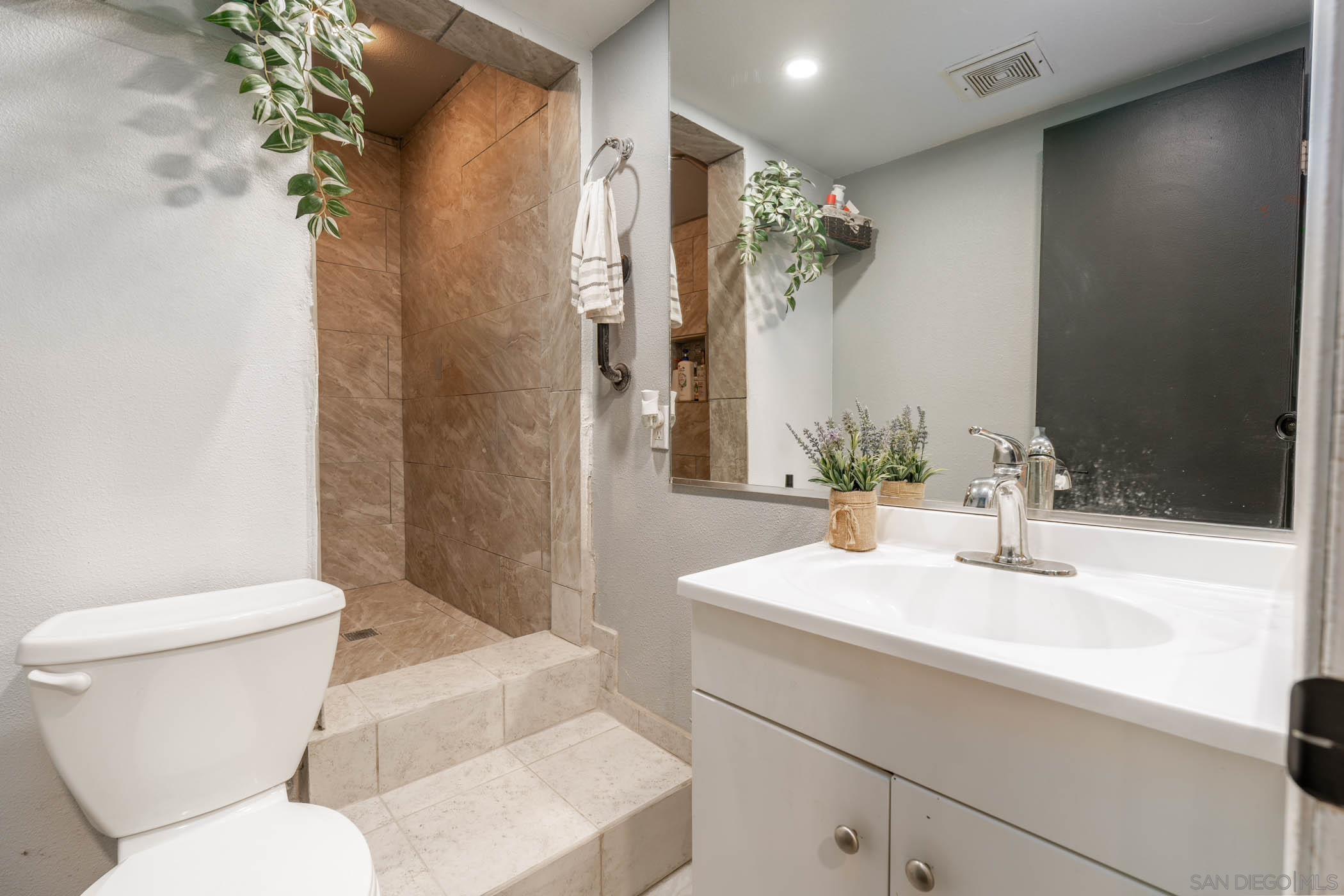 Detail Gallery Image 14 of 30 For 2369  Biola, San Diego,  CA 92154 - 4 Beds | 3 Baths