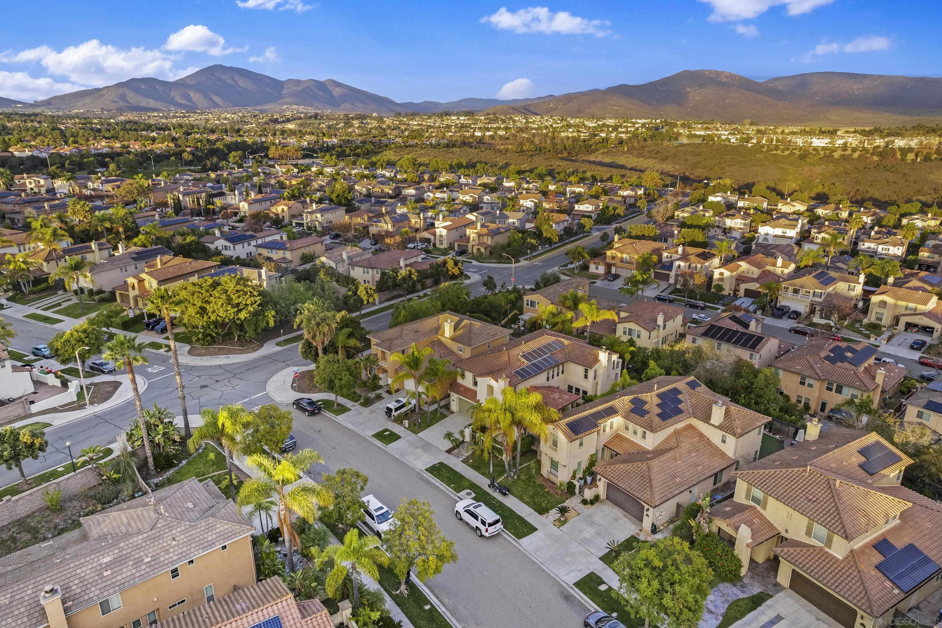 Detail Gallery Image 2 of 37 For 1611  Hikers Trail Dr, Chula Vista,  CA 91915 - 6 Beds | 4 Baths