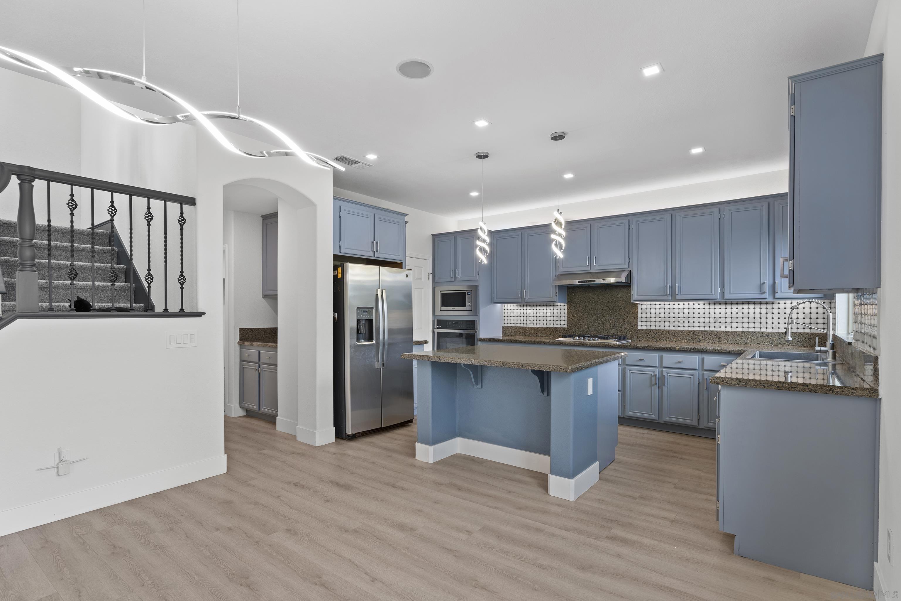 Detail Gallery Image 4 of 37 For 1611  Hikers Trail Dr, Chula Vista,  CA 91915 - 6 Beds | 4 Baths