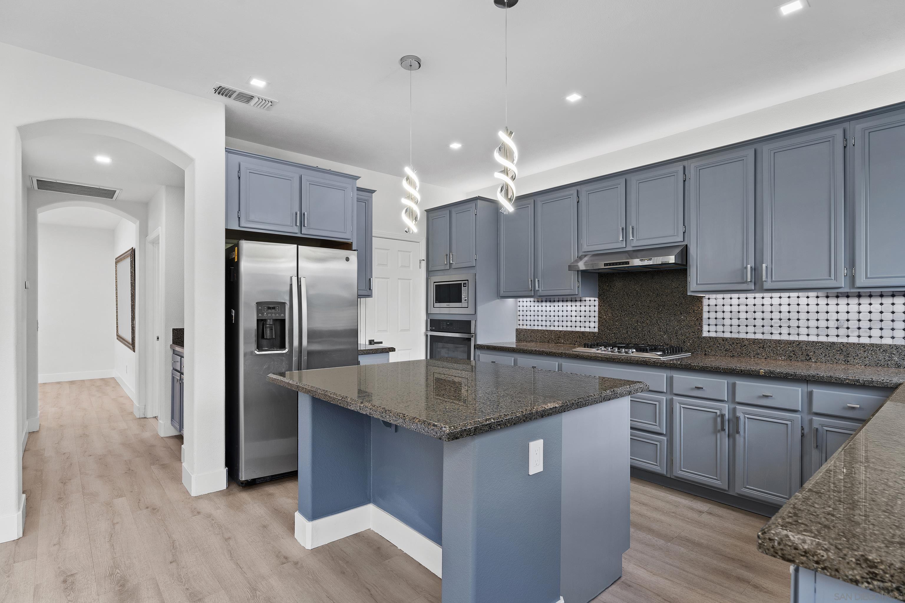 Detail Gallery Image 5 of 37 For 1611  Hikers Trail Dr, Chula Vista,  CA 91915 - 6 Beds | 4 Baths