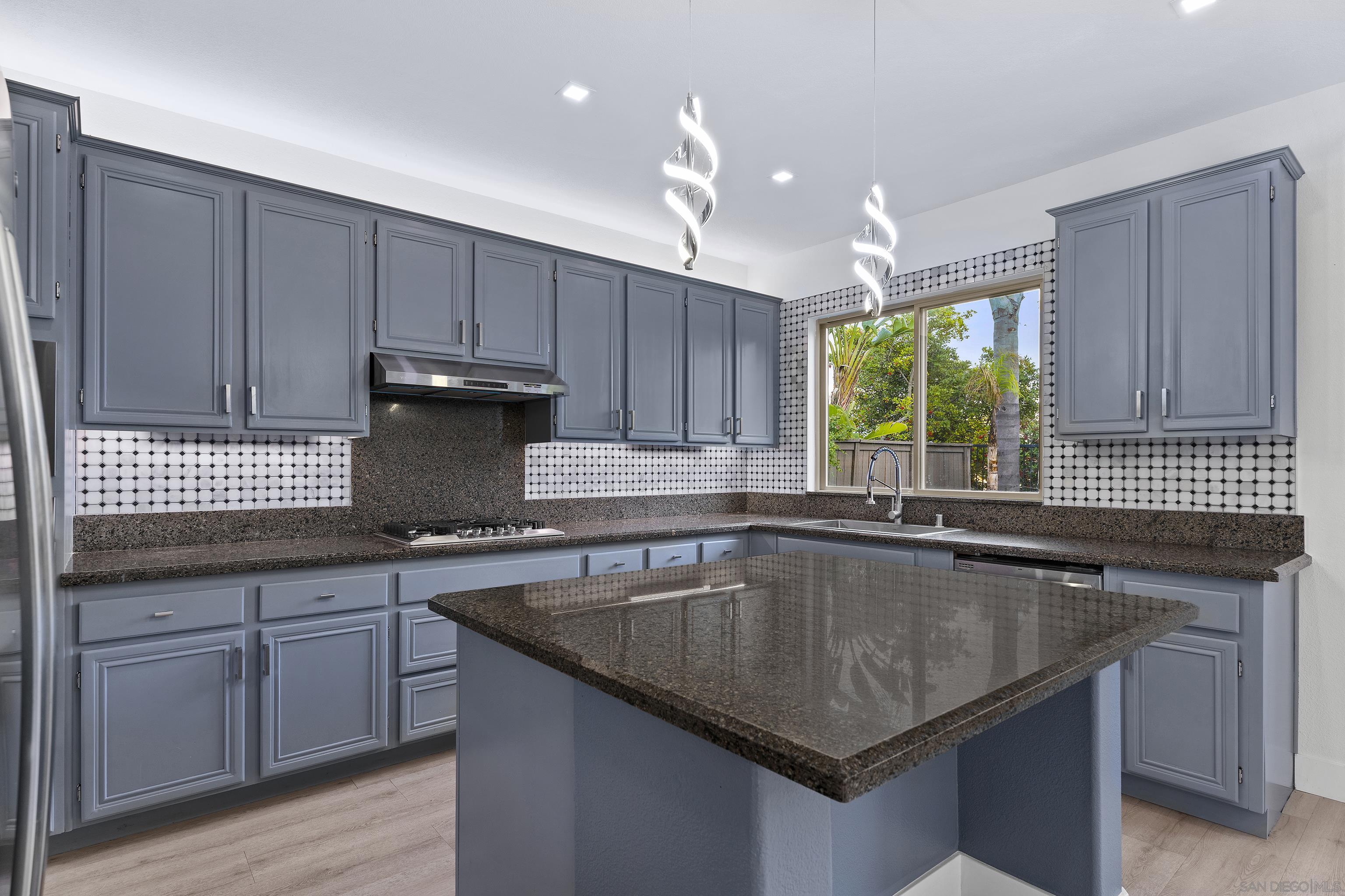 Detail Gallery Image 6 of 37 For 1611  Hikers Trail Dr, Chula Vista,  CA 91915 - 6 Beds | 4 Baths