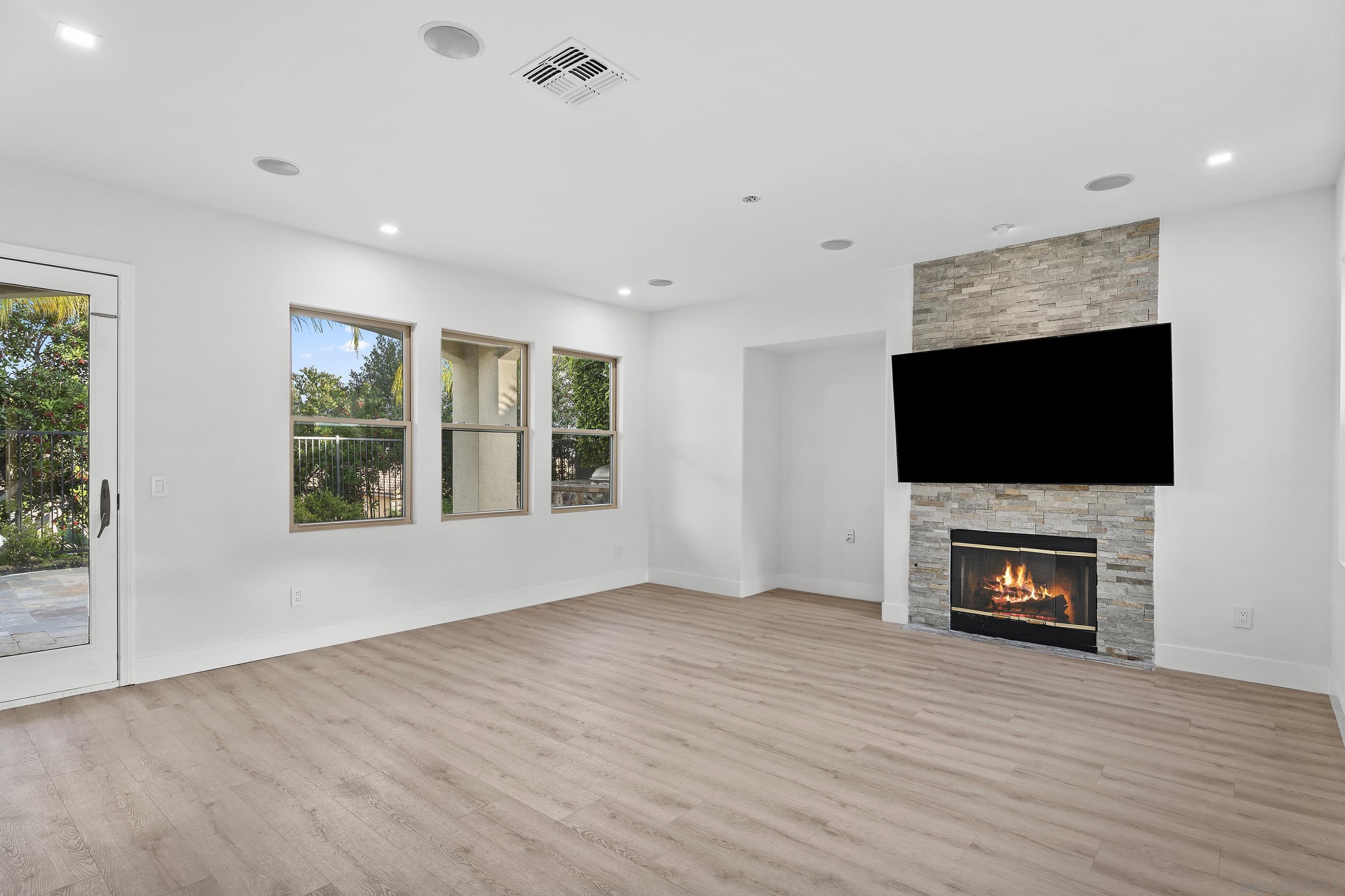 Detail Gallery Image 8 of 37 For 1611  Hikers Trail Dr, Chula Vista,  CA 91915 - 6 Beds | 4 Baths