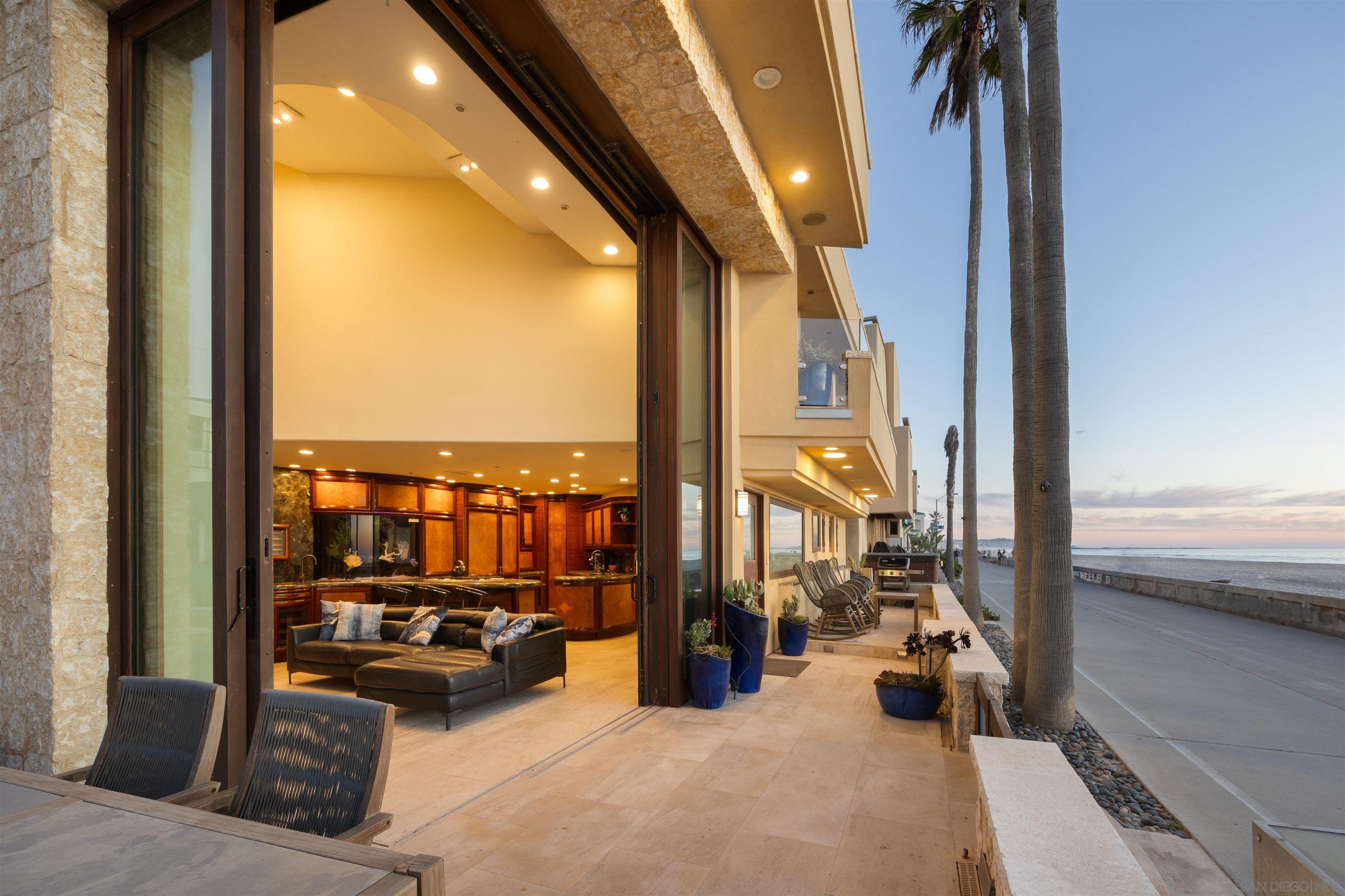 Detail Gallery Image 3 of 37 For 3921  Ocean Front Walk, San Diego,  CA 92109 - 4 Beds | 3/2 Baths