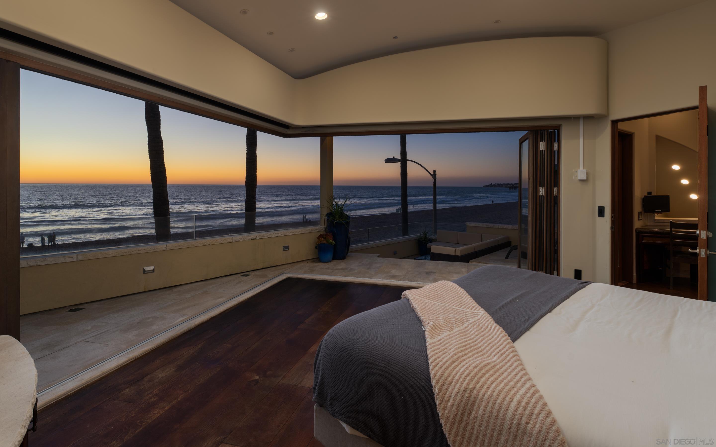 Detail Gallery Image 9 of 37 For 3921  Ocean Front Walk, San Diego,  CA 92109 - 4 Beds | 3/2 Baths