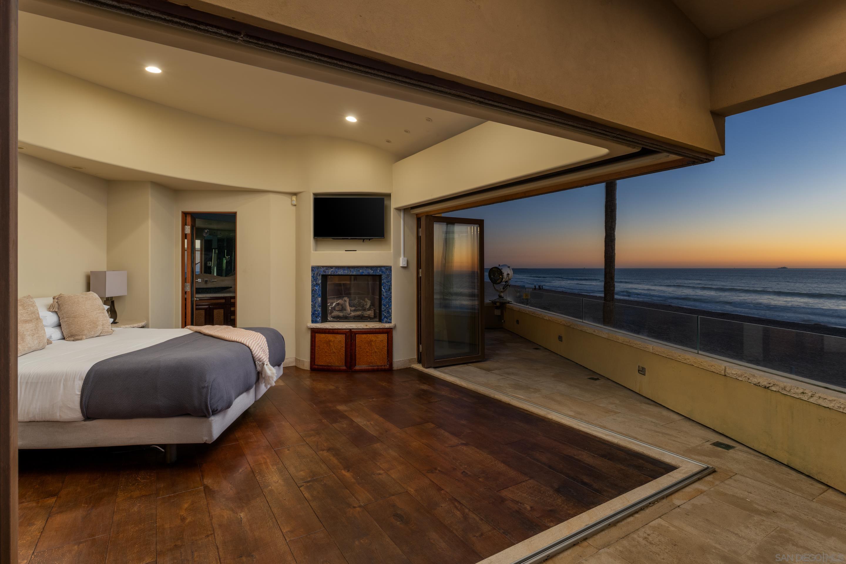 Detail Gallery Image 10 of 37 For 3921  Ocean Front Walk, San Diego,  CA 92109 - 4 Beds | 3/2 Baths