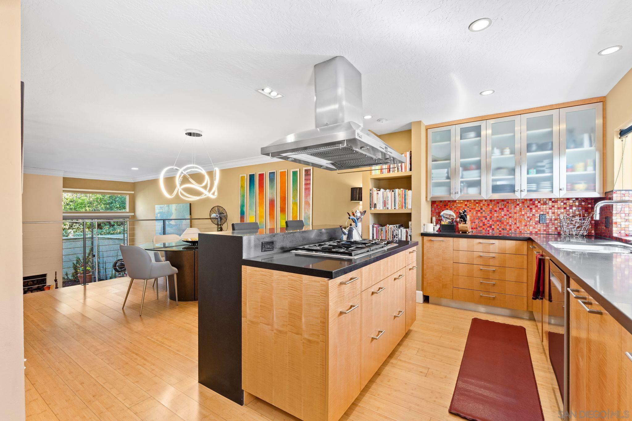 Detail Gallery Image 14 of 41 For 7962  Caminito Del Cid, La Jolla,  CA 92037 - 3 Beds | 3 Baths