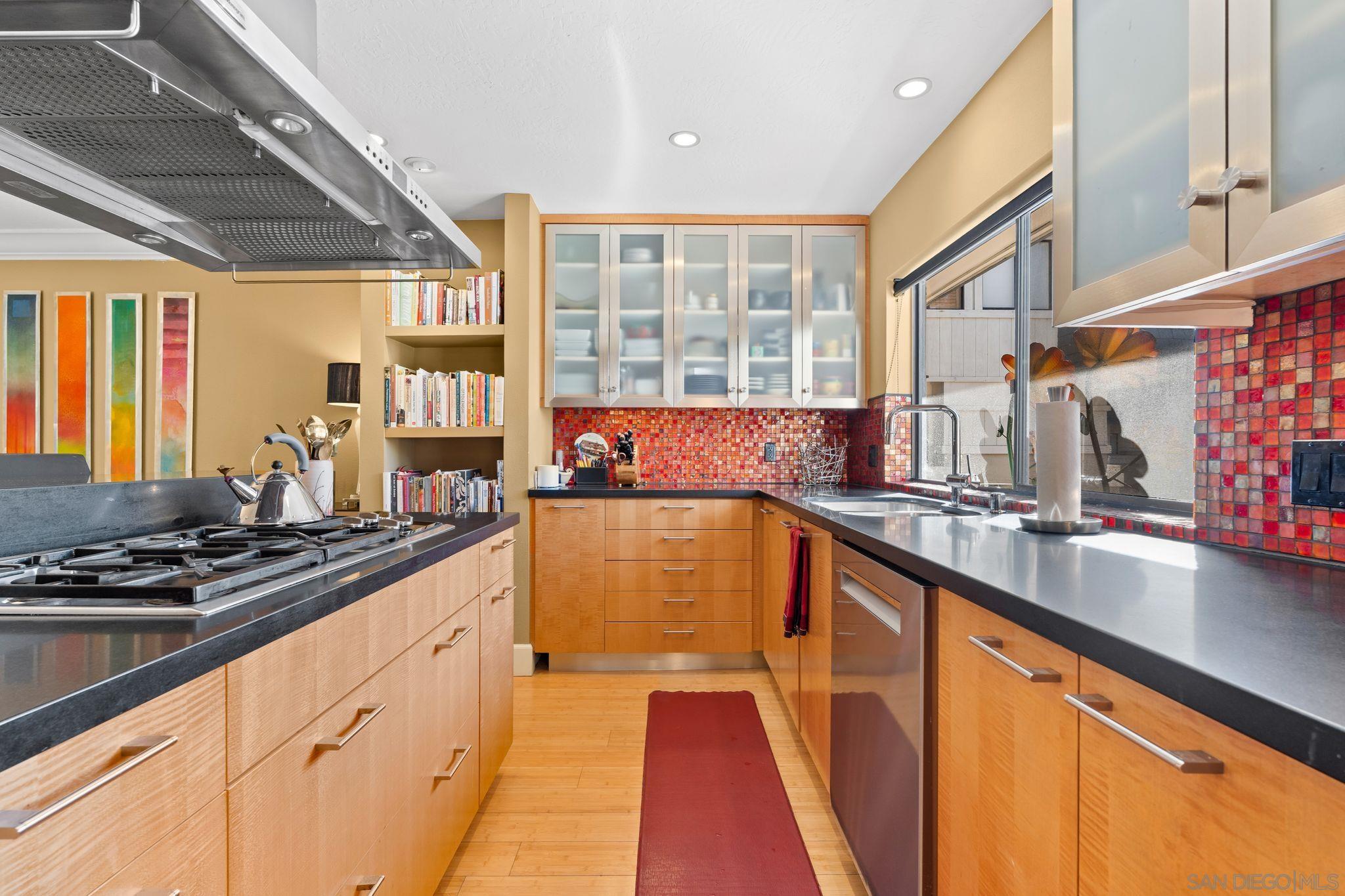 Detail Gallery Image 15 of 41 For 7962  Caminito Del Cid, La Jolla,  CA 92037 - 3 Beds | 3 Baths