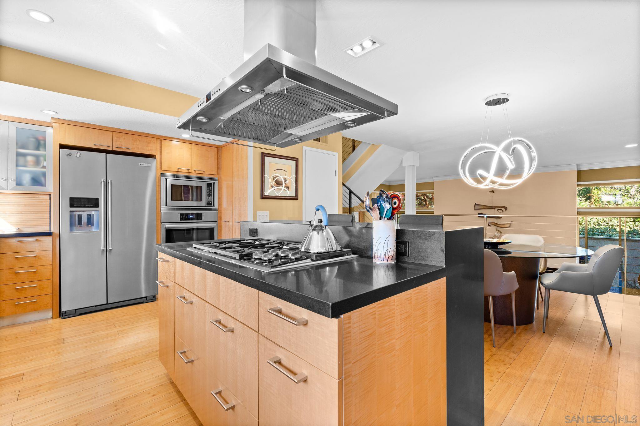 Detail Gallery Image 17 of 41 For 7962  Caminito Del Cid, La Jolla,  CA 92037 - 3 Beds | 3 Baths