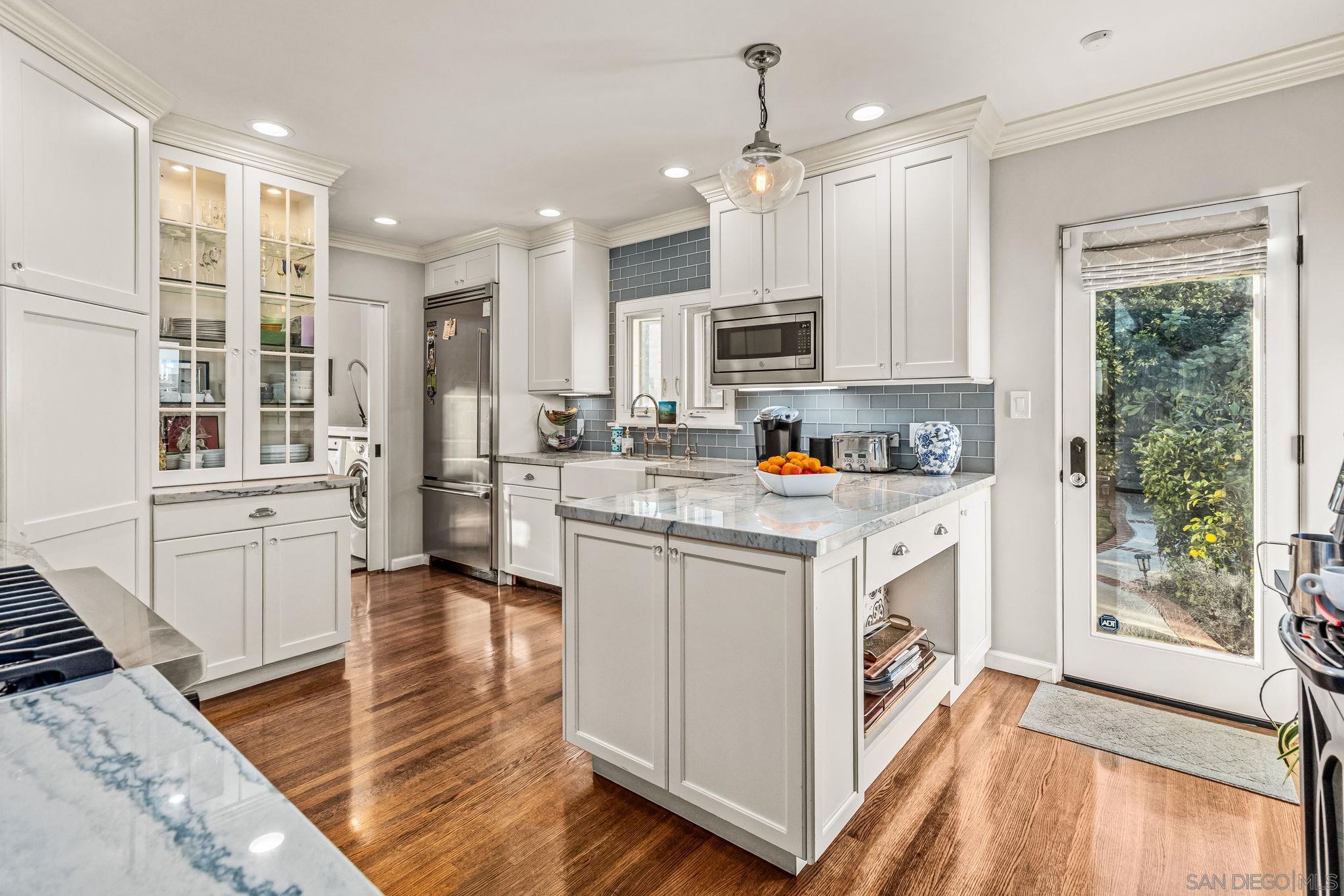 Detail Gallery Image 6 of 33 For 3647  Hyacinth Dr, San Diego,  CA 92106 - 3 Beds | 3 Baths