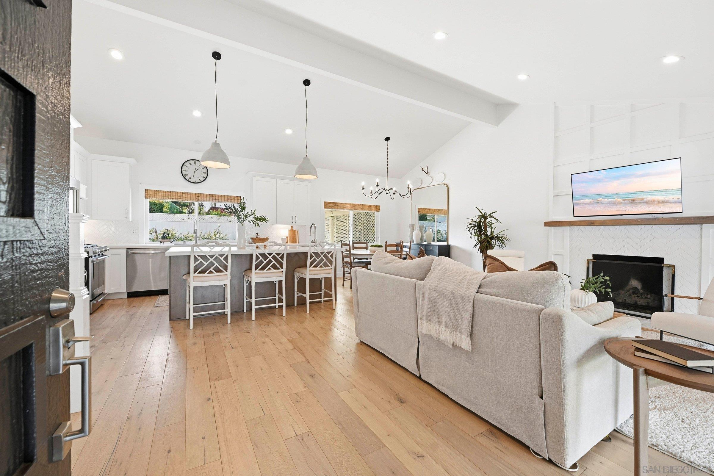 Detail Gallery Image 2 of 34 For 114  Cerro Street, Encinitas,  CA 92024 - 5 Beds | 3 Baths