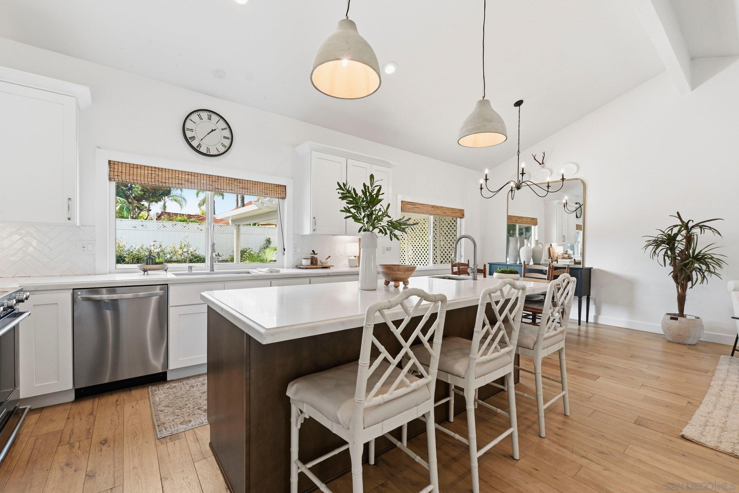 Detail Gallery Image 8 of 34 For 114  Cerro Street, Encinitas,  CA 92024 - 5 Beds | 3 Baths