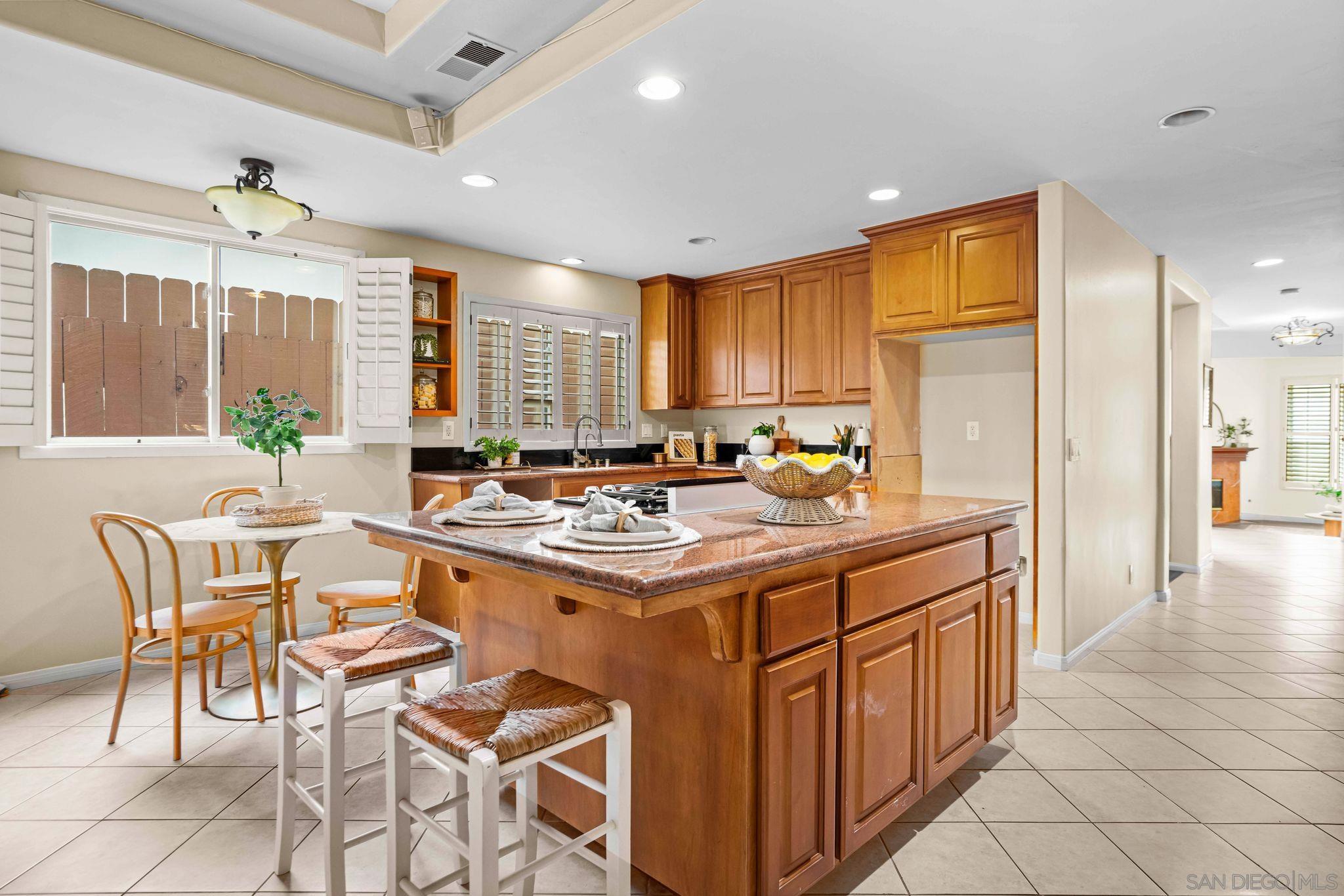 Detail Gallery Image 8 of 37 For 7455  Draper Ave  #2,  La Jolla,  CA 92037 - 3 Beds | 2/1 Baths