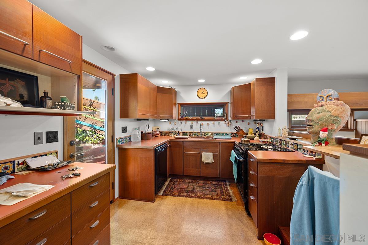 Detail Gallery Image 8 of 37 For 1817  David St, San Diego,  CA 92111 - 5 Beds | 3/1 Baths