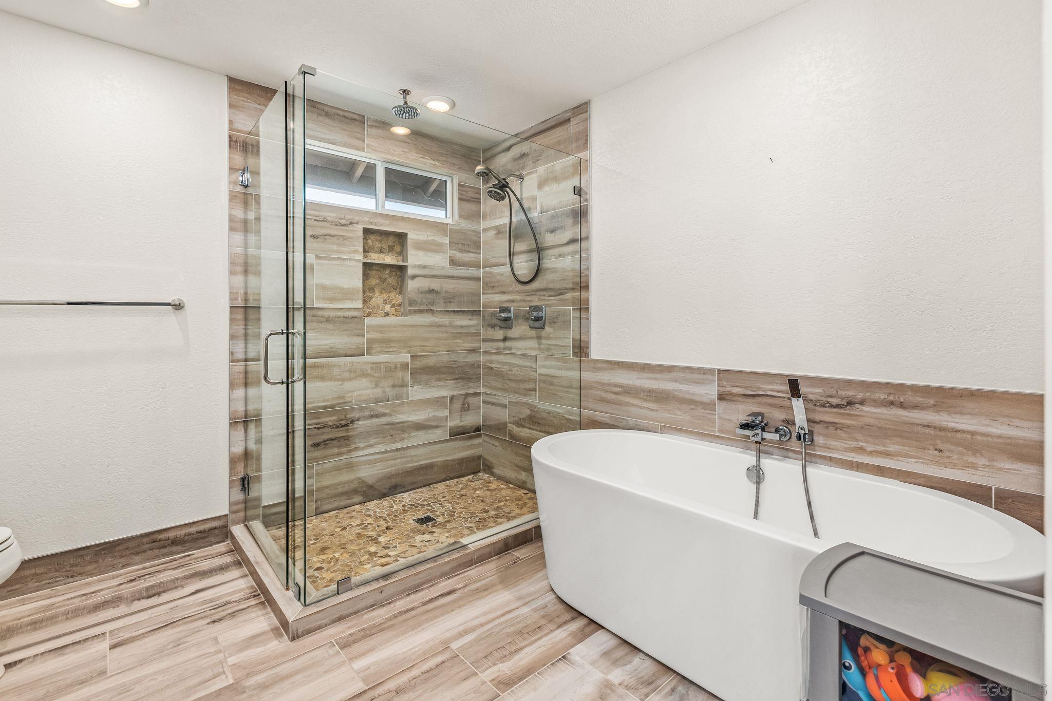 Detail Gallery Image 14 of 37 For 13010  Roundup Ave, San Diego,  CA 92129 - 6 Beds | 4 Baths