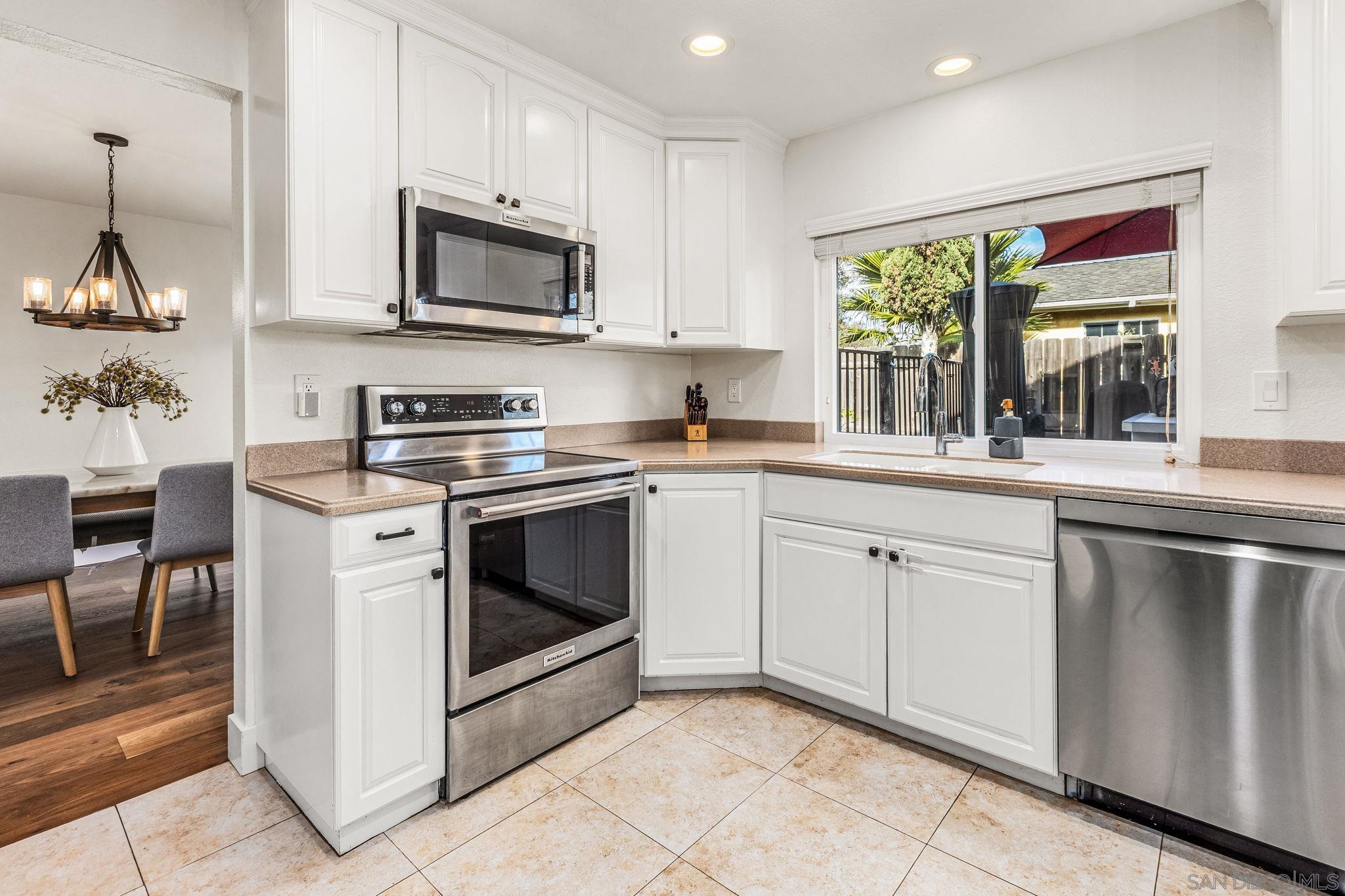 Detail Gallery Image 5 of 37 For 13010  Roundup Ave, San Diego,  CA 92129 - 6 Beds | 4 Baths