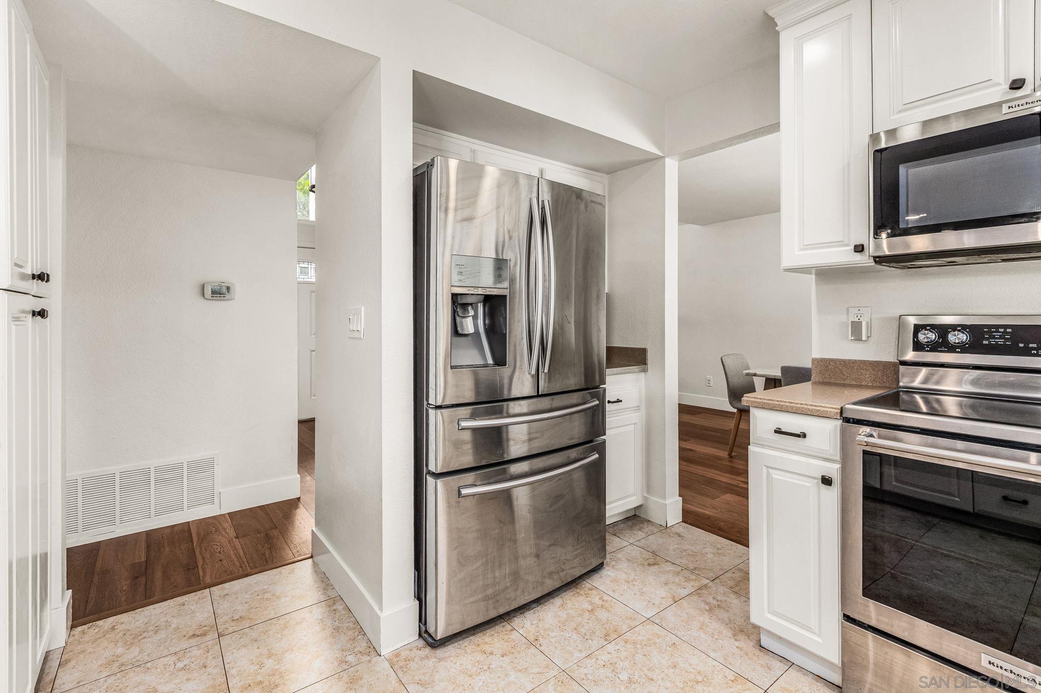 Detail Gallery Image 6 of 37 For 13010  Roundup Ave, San Diego,  CA 92129 - 6 Beds | 4 Baths