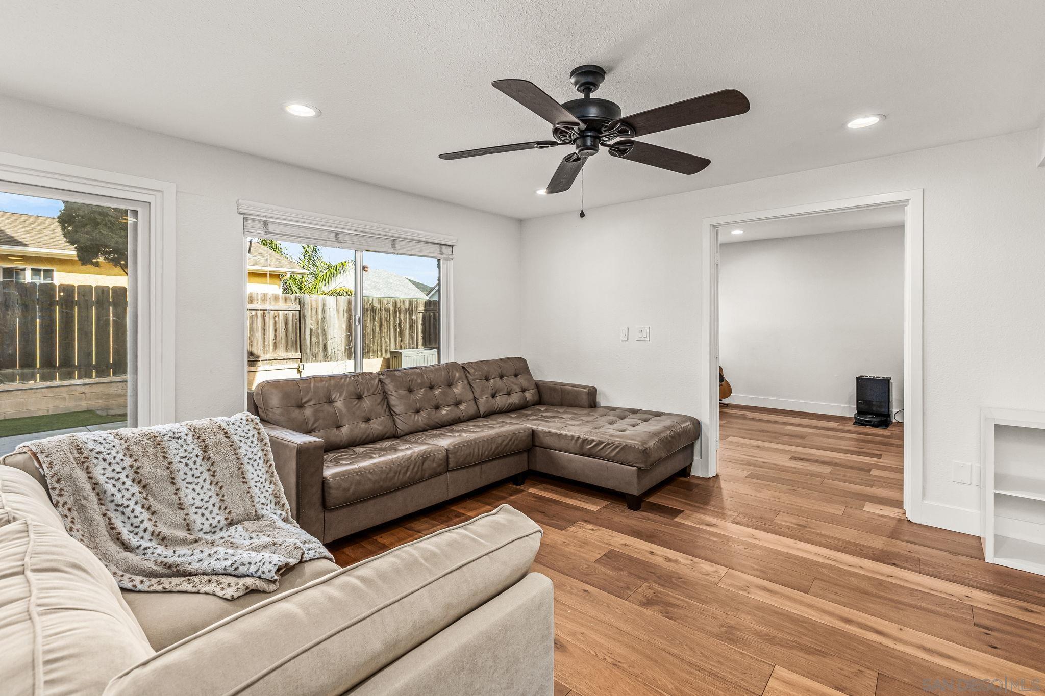 Detail Gallery Image 8 of 37 For 13010  Roundup Ave, San Diego,  CA 92129 - 6 Beds | 4 Baths