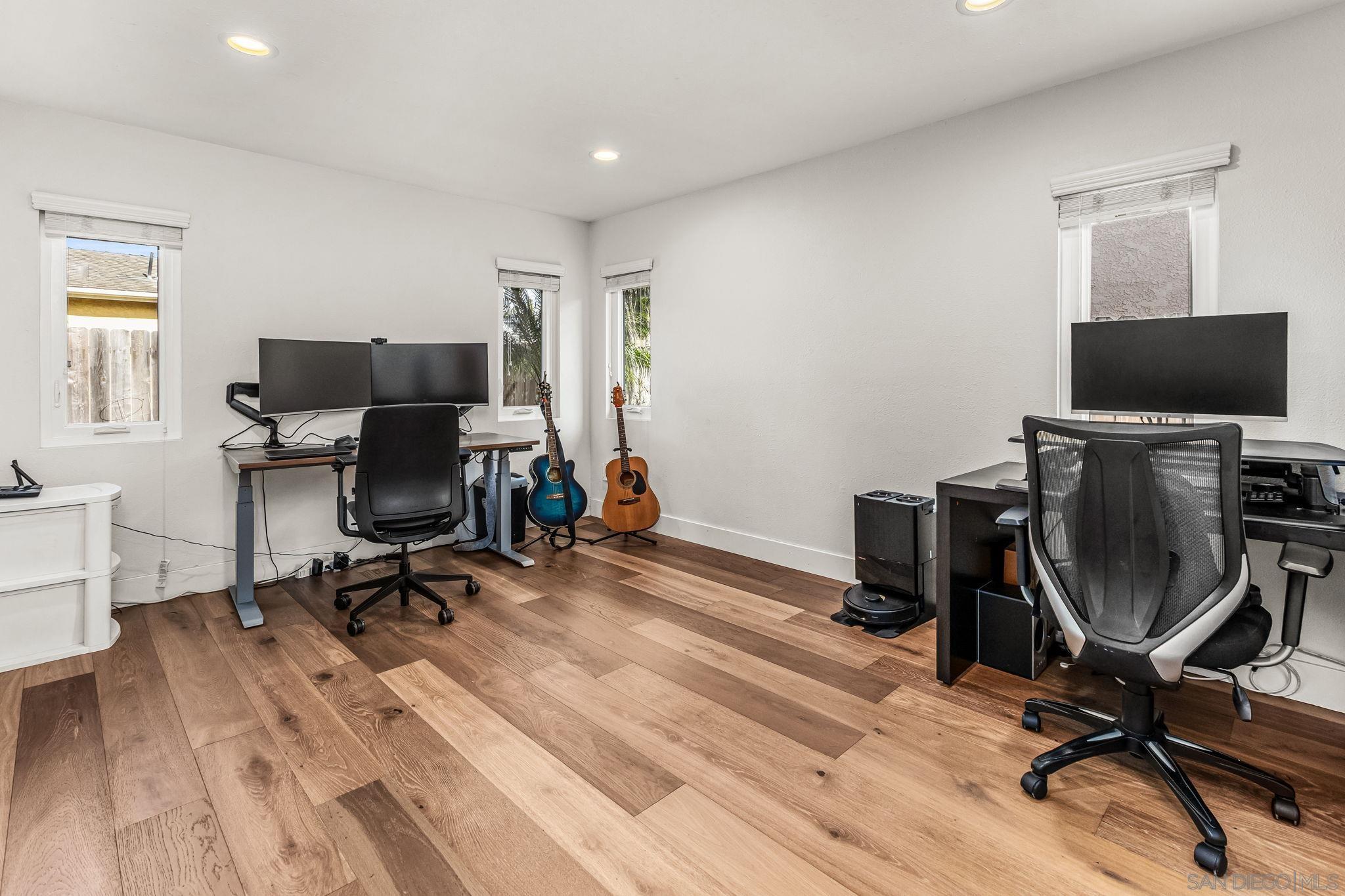 Detail Gallery Image 9 of 37 For 13010  Roundup Ave, San Diego,  CA 92129 - 6 Beds | 4 Baths