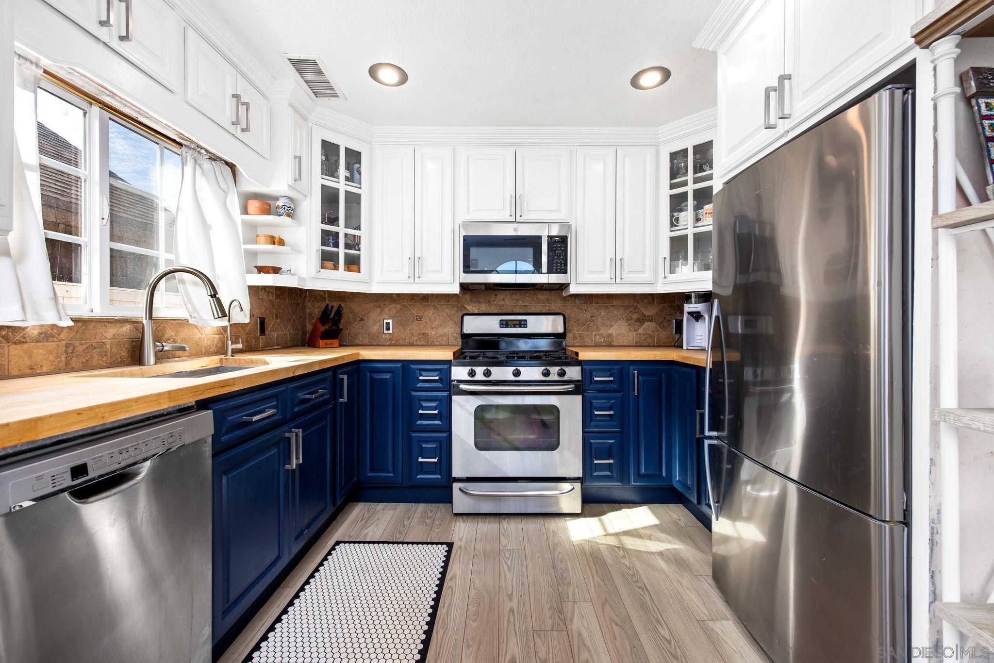 Detail Gallery Image 2 of 22 For 2912  Boundary St, San Diego,  CA 92104 - 2 Beds | 2 Baths