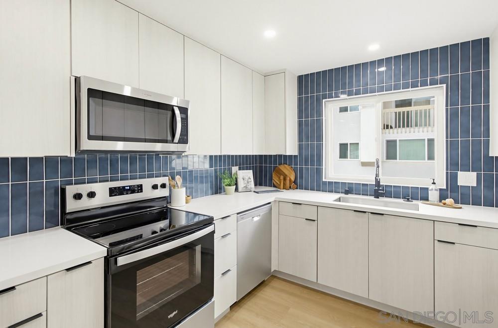 Detail Gallery Image 14 of 43 For 4020  La Jolla Village, La Jolla,  CA 92037 - 4 Beds | 2/1 Baths