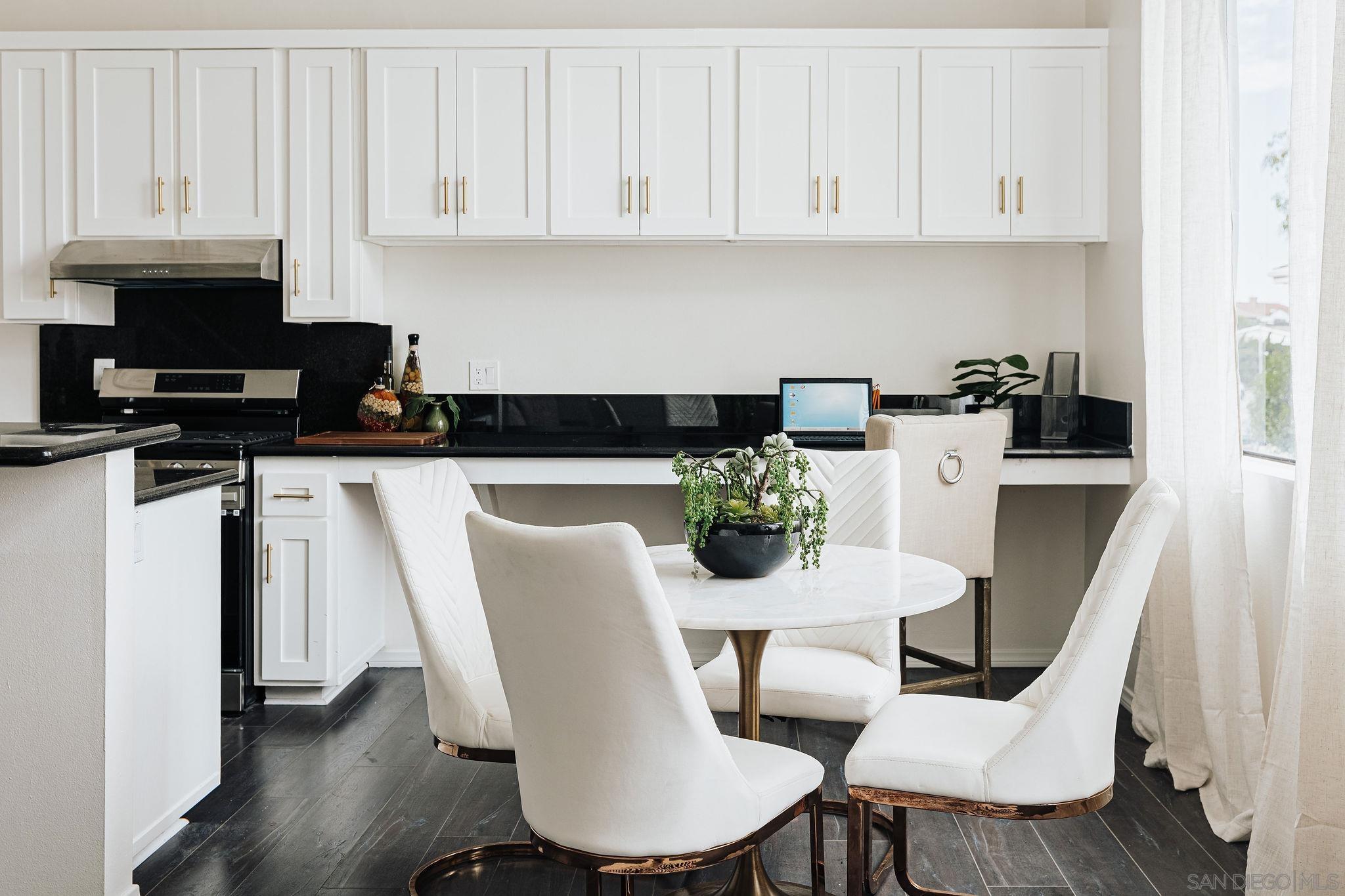 Detail Gallery Image 11 of 50 For 4652  Don Lorenzo Dr  a,  Los Angeles,  CA 90008 - 3 Beds | 3 Baths