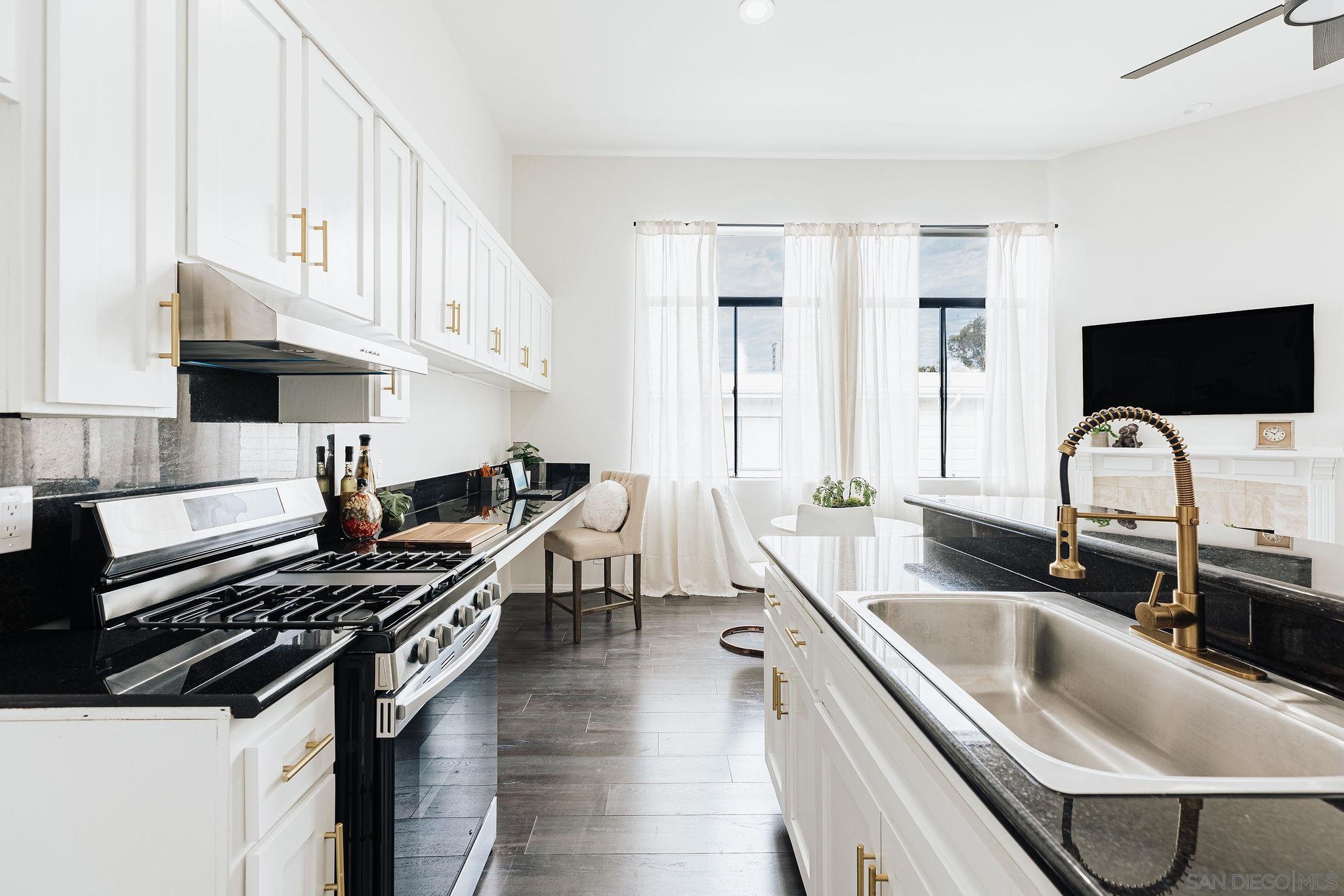 Detail Gallery Image 12 of 50 For 4652  Don Lorenzo Dr  a,  Los Angeles,  CA 90008 - 3 Beds | 3 Baths