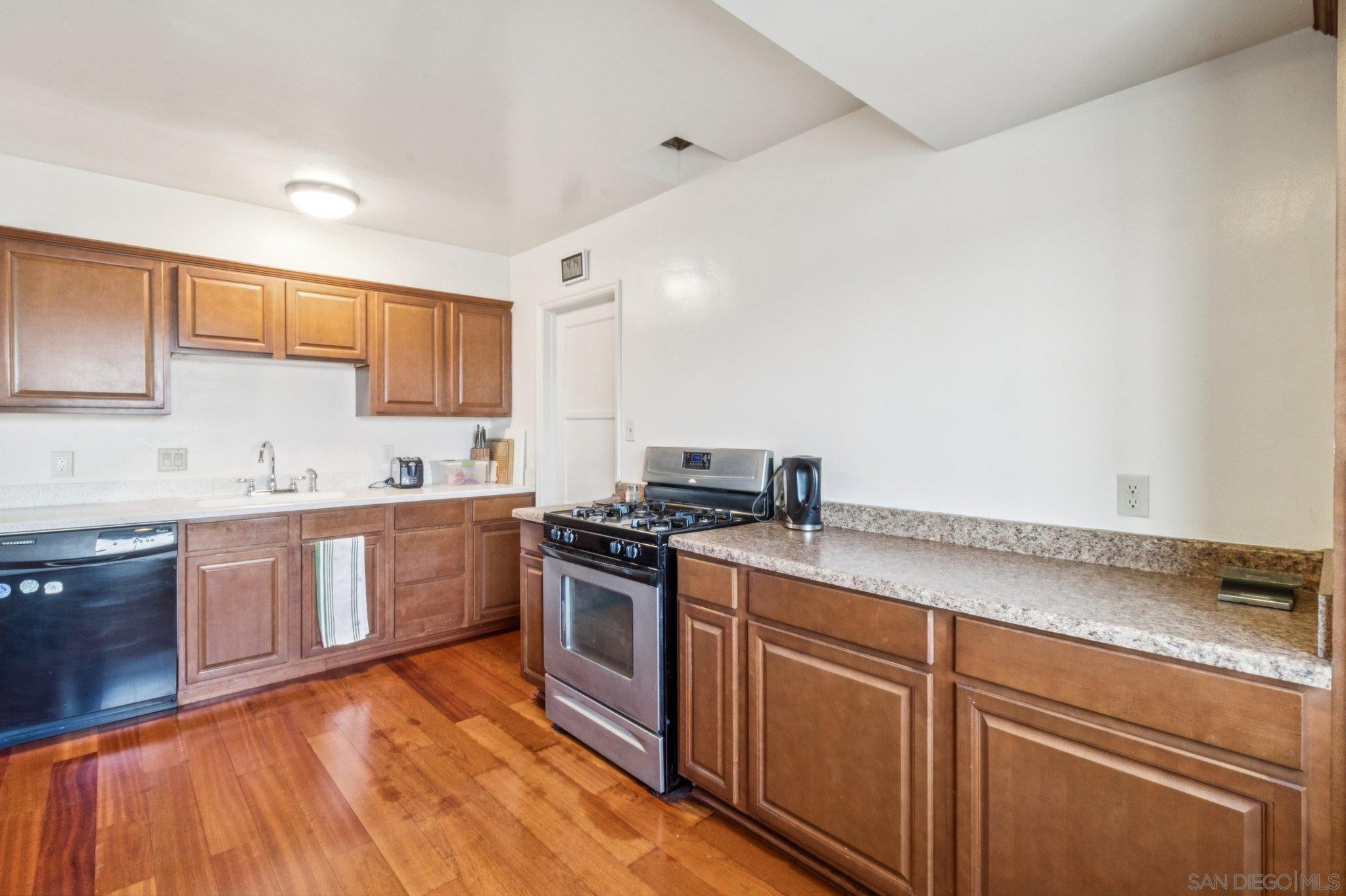 Detail Gallery Image 14 of 36 For 6233  Thorn, San Diego,  CA 92115 - 3 Beds | 2 Baths