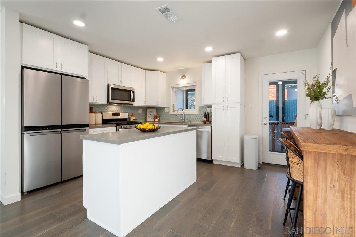 Detail Gallery Image 6 of 22 For 941  8th St, Imperial Beach,  CA 91932 - 3 Beds | 2 Baths