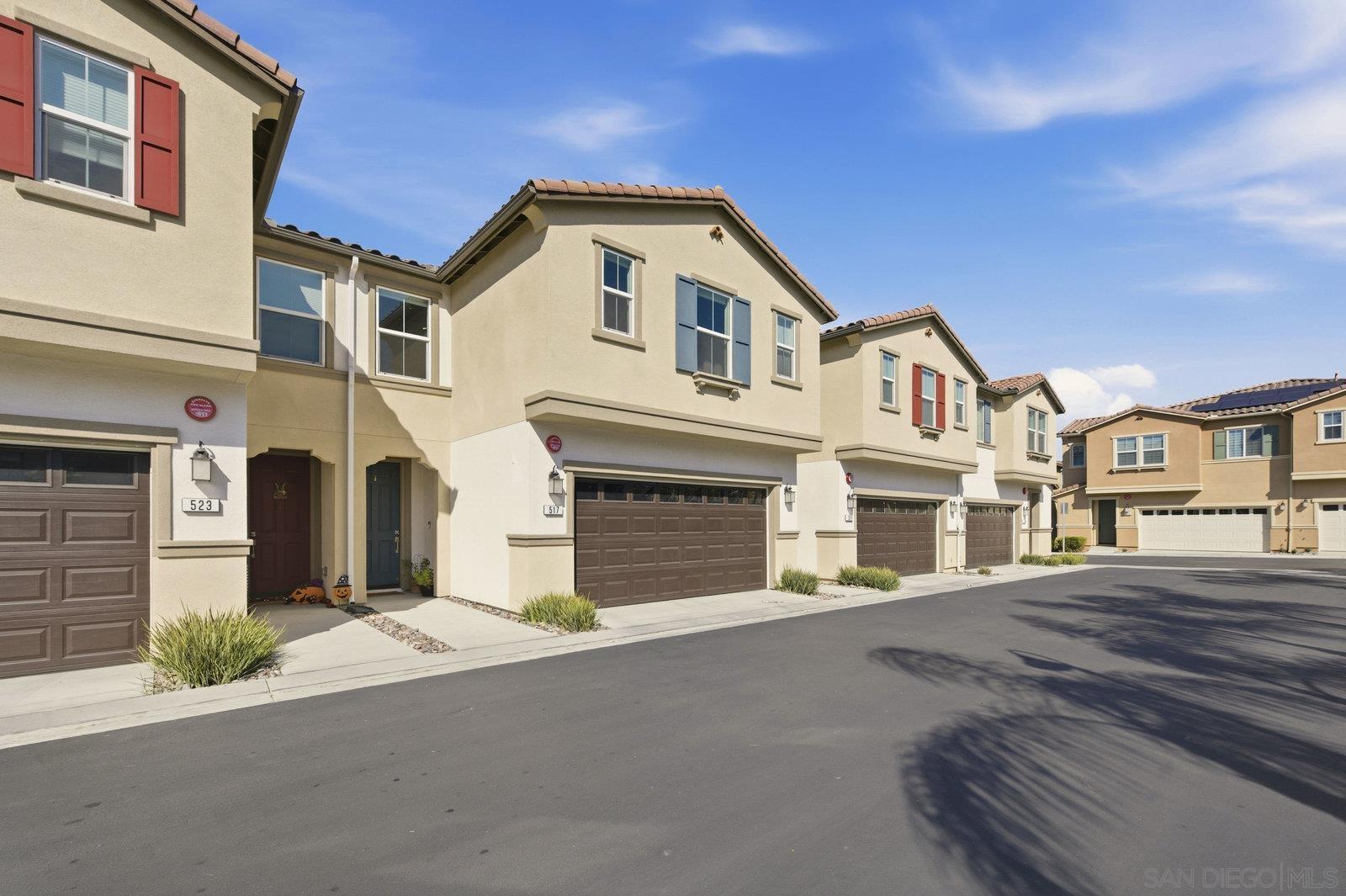 Detail Gallery Image 2 of 35 For 517  Pinedale St, Vista,  CA 92081 - 3 Beds | 2/1 Baths