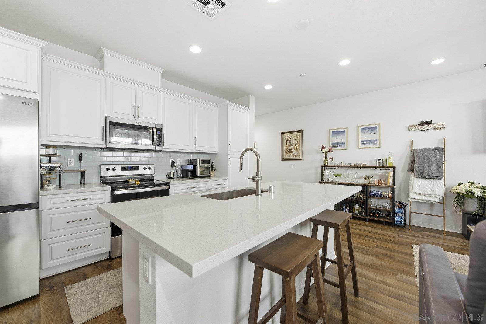 Detail Gallery Image 14 of 35 For 517  Pinedale St, Vista,  CA 92081 - 3 Beds | 2/1 Baths