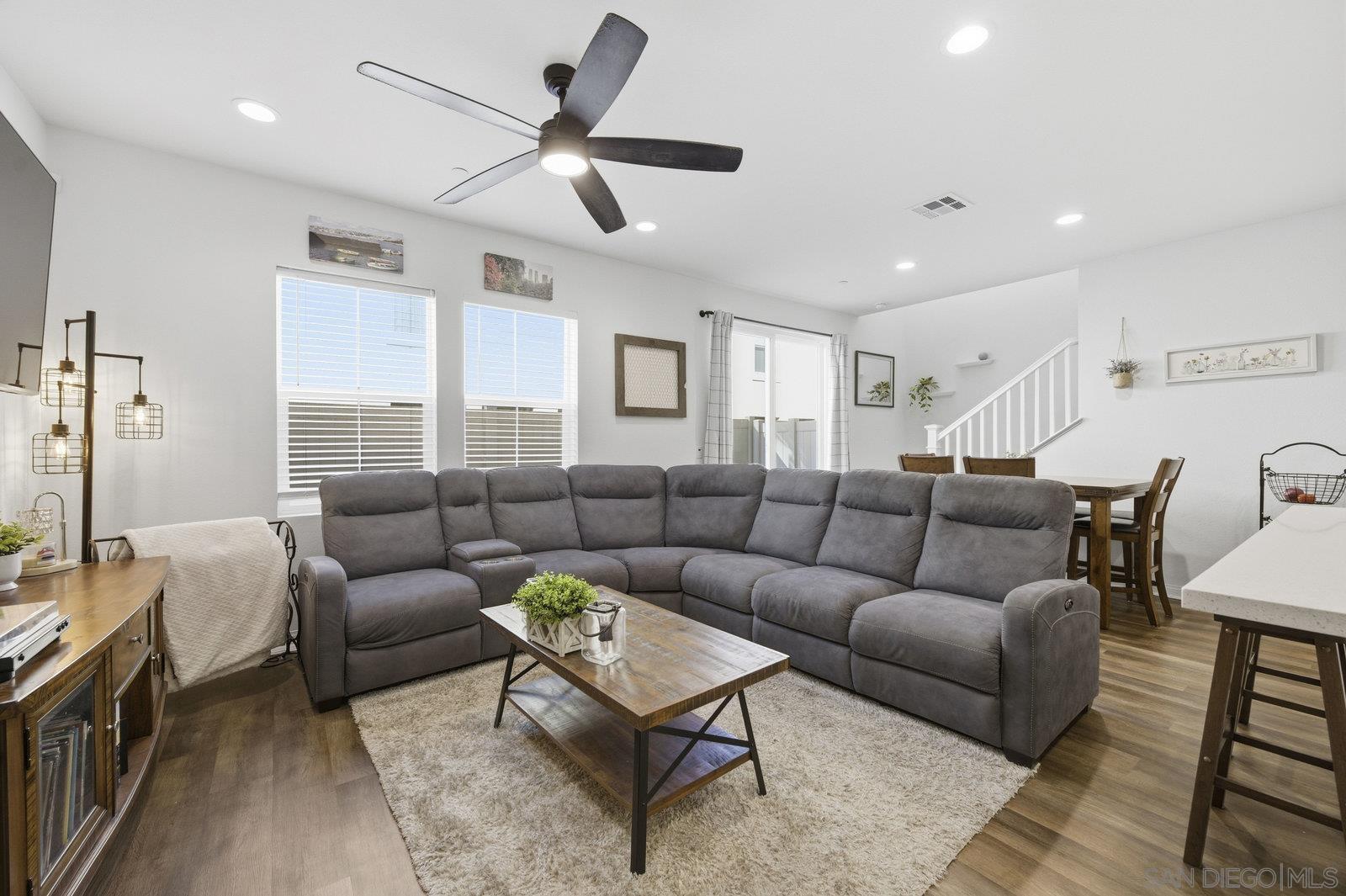 Detail Gallery Image 6 of 35 For 517  Pinedale St, Vista,  CA 92081 - 3 Beds | 2/1 Baths