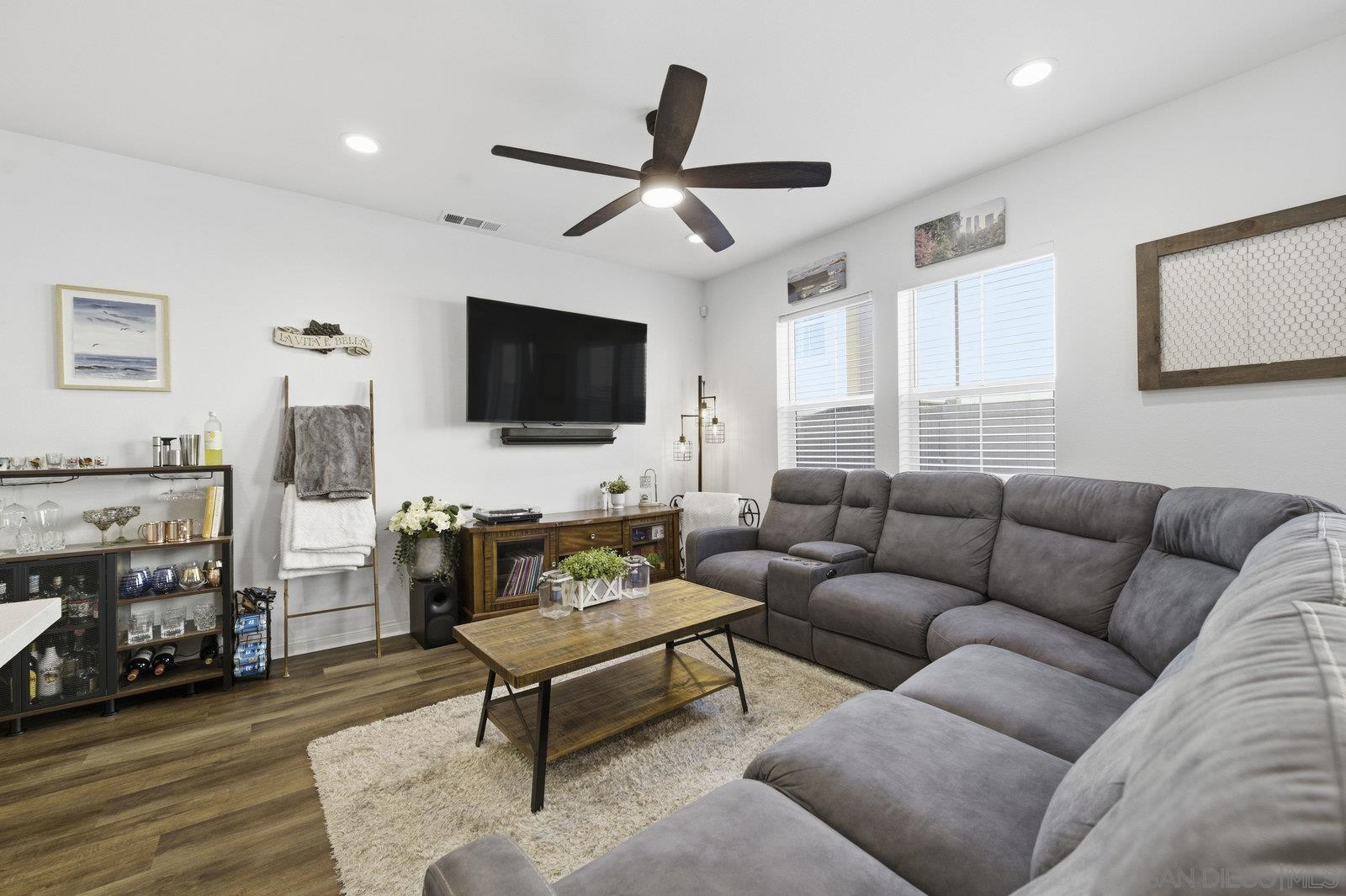 Detail Gallery Image 8 of 35 For 517  Pinedale St, Vista,  CA 92081 - 3 Beds | 2/1 Baths