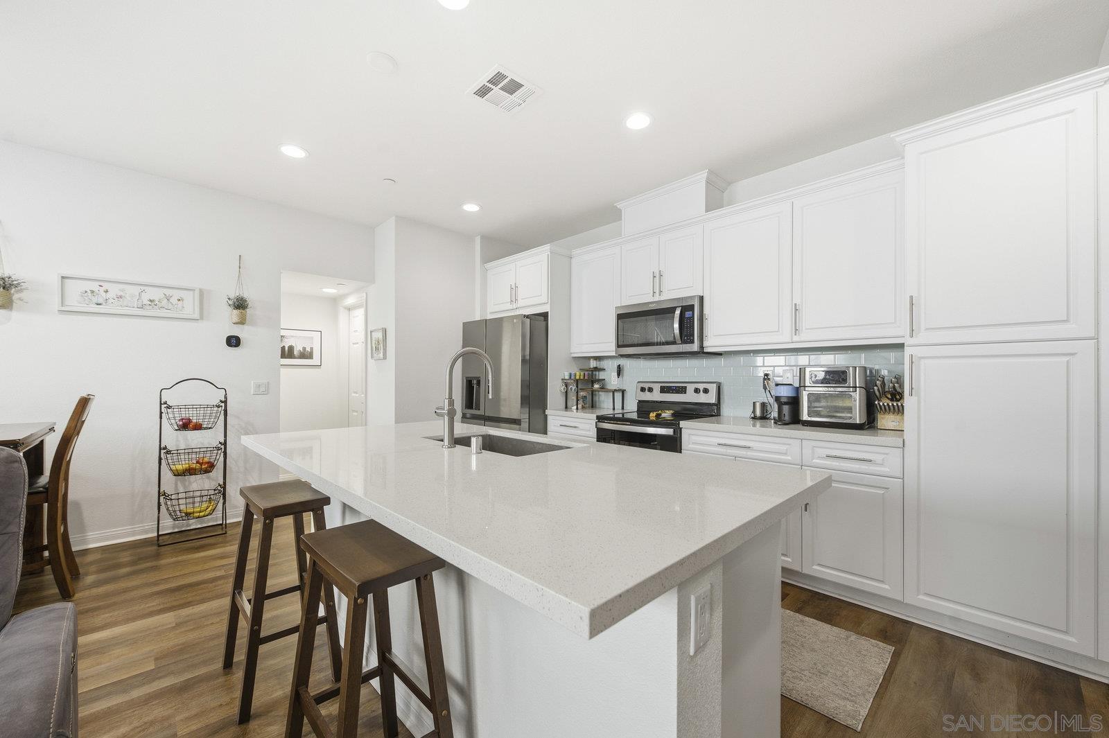 Detail Gallery Image 10 of 35 For 517  Pinedale St, Vista,  CA 92081 - 3 Beds | 2/1 Baths