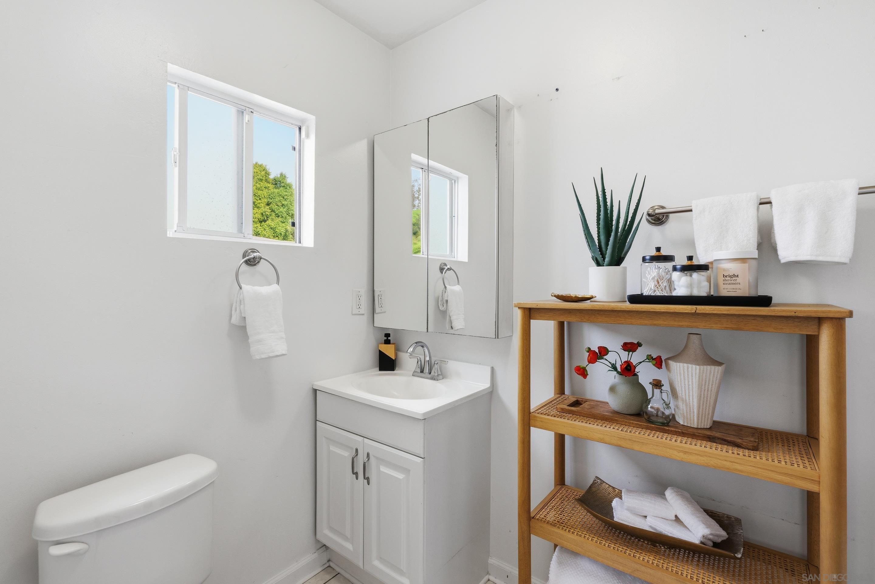 Detail Gallery Image 16 of 31 For 555 S 65th St, San Diego,  CA 92114 - 4 Beds | 2 Baths