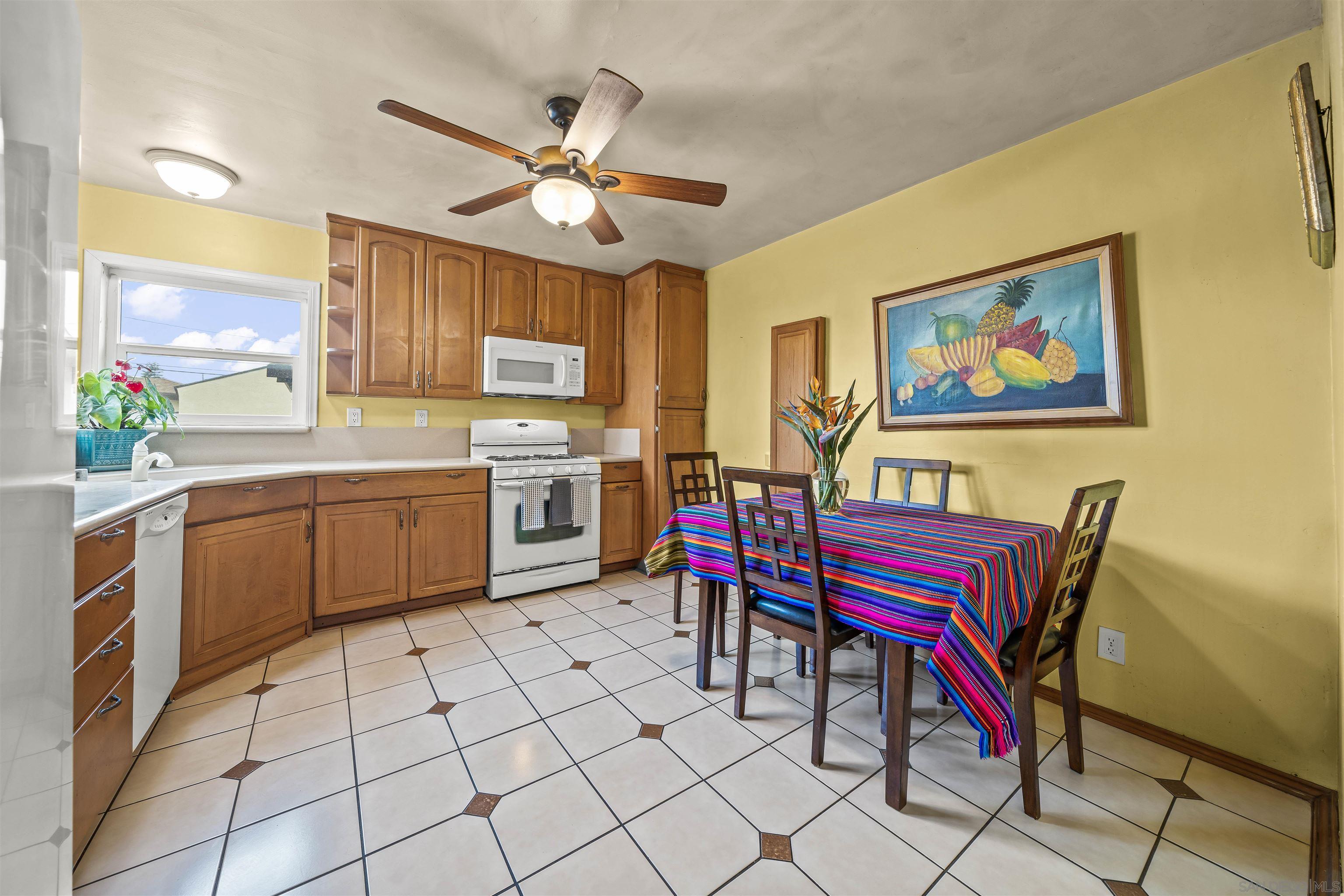 Detail Gallery Image 11 of 39 For 428  Village Dr, Chula Vista,  CA 91911 - 4 Beds | 2 Baths