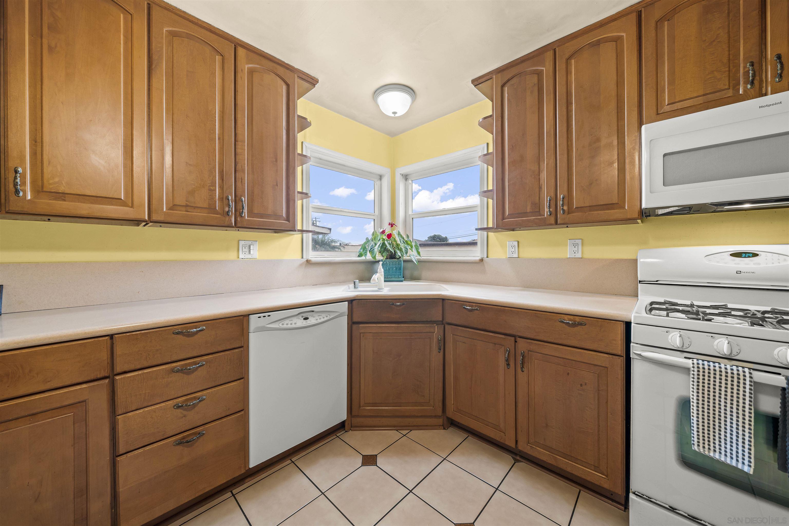 Detail Gallery Image 12 of 39 For 428  Village Dr, Chula Vista,  CA 91911 - 4 Beds | 2 Baths