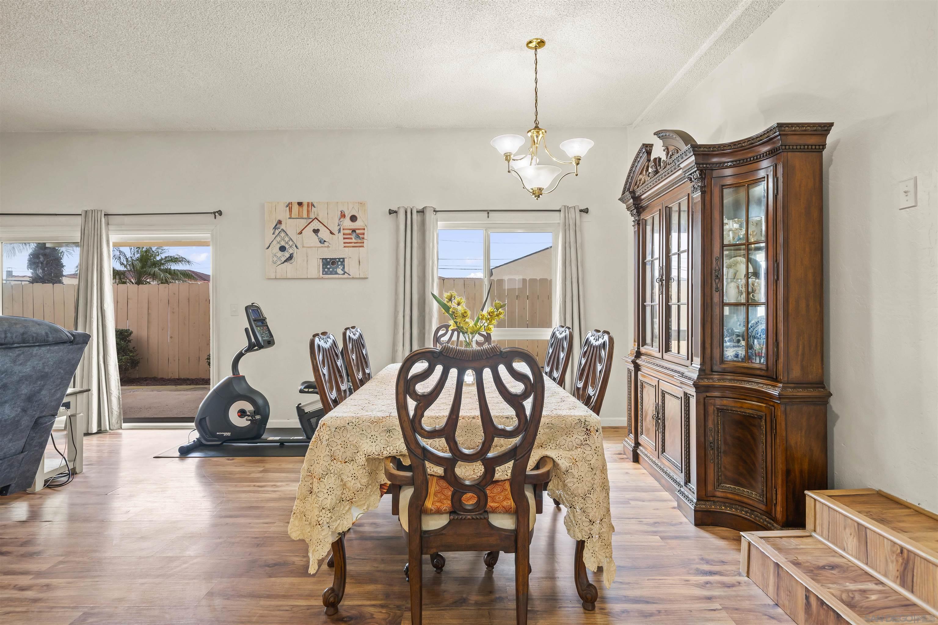 Detail Gallery Image 5 of 39 For 428  Village Dr, Chula Vista,  CA 91911 - 4 Beds | 2 Baths